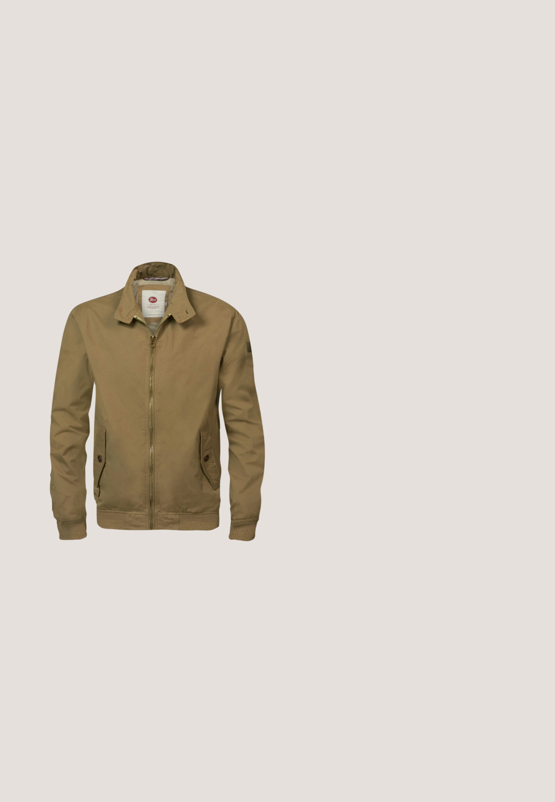 Hellbraune Bomberjacke aus weichem Stoff, mit Reißverschluss, Stehkragen und zweiSeitentaschen mit Knopf-Akzenten.; Hellbeige Polo-Shirt mit kurzen Ärmeln, einem Kragen, drei Knöpfen und einem kleinen Logo auf der Brust. Weicher, strukturierter Stoff.; Khakishorts aus einem glatten Baumwollmischmaterial, mit einem Reißverschluss, einem Knopfverschluss und Fronttaschen. Gerades Bein Design, knielanger Schnitt.; Brauner Leder-Stiefelette mit vorderer Schnürung, gepolstertem Kragen, kontrastreichen Nähten und robuster Gummisohle, mit der Aufschrift "Made for Daily Adventures."; Timberland Sonnenbrille - marrone chiaro grigio fumo; Braune Leder-Umhängetasche mit verstellbarem Stoffgurt, Klappenverschluss, Fronttasche und geprägtem Logodetail auf der Vorderseite.