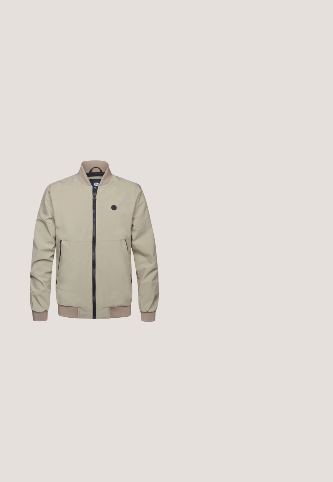 Lichtbeige bomberjack gemaakt van gladde stof. Voorzien van een ritssluiting aan de voorkant, zwarte rits, zijzakken en geribbelde manchetten met een rond logoaccent.; Lichtbeige pullovertrui met een kwart ritssluiting, voorzien van een geribde kraag, tekstuurstreepjes en lange mouwen. Zachte gebreide stof.; Beige polo met korte mouwen, subtiel diamanten patroon en een ritssluiting aan de voorkant onder de kraag.; Blauwe vervaagde denim jeans met voorzakken, riemlussen en een knoopsluiting, plat gelegd op een witte achtergrond.; Bruine leren enkellaars met veters aan de voorkant, gevoerde rand, contrasterende stiksels en robuuste rubberen zool, met het label "Made for Daily Adventures".; Bruine leren schoudertas met verstelbare schouderband, een voorzak met rits en een klepdeksel met twee voorkamers. Gladde textuur.
