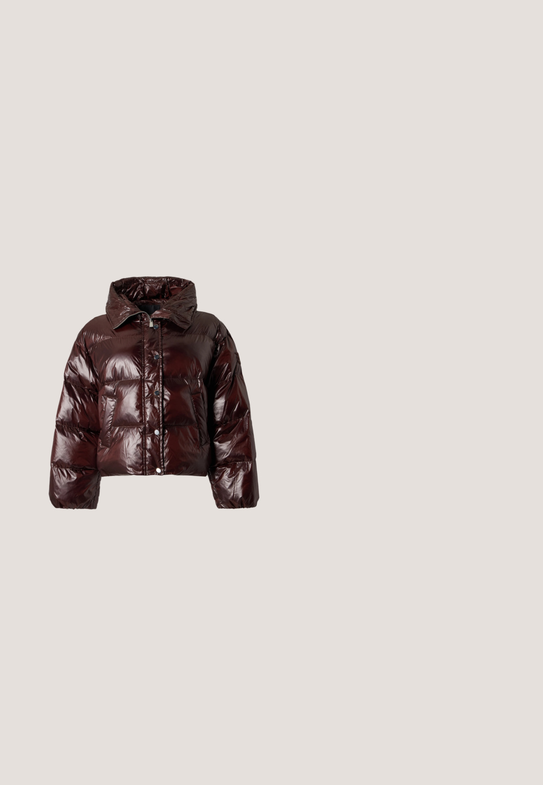 Doudoune marron foncé brillante avec grand col, boutons sur le devant, fermeture éclair et deux poches latérales, isolée sur fond clair uni.; T-shirt à manches courtes couleur brun foncé avec col rond et texte graphique superposé en beige et blanc centré sur la poitrine.; Pantalon droit marron avec poches avant et latérales, rivets argentés, passants de ceinture et fermeture par bouton sur fond blanc.; Bottine en cuir noir avec boucles latérales et détail en anneau, panneau latéral élastique, petit talon carré et languette de tirage sur fond uni.; Sac à bandoulière en cuir noir avec sangle réglable, deux fermetures éclair verticales sur le devant et un petit emblème métallique en forme d'aile sous les fermetures éclair.; Paire de boucles d'oreilles créoles en or poli de taille moyenne avec des fermoirs en fil fin sur fond blanc uni.