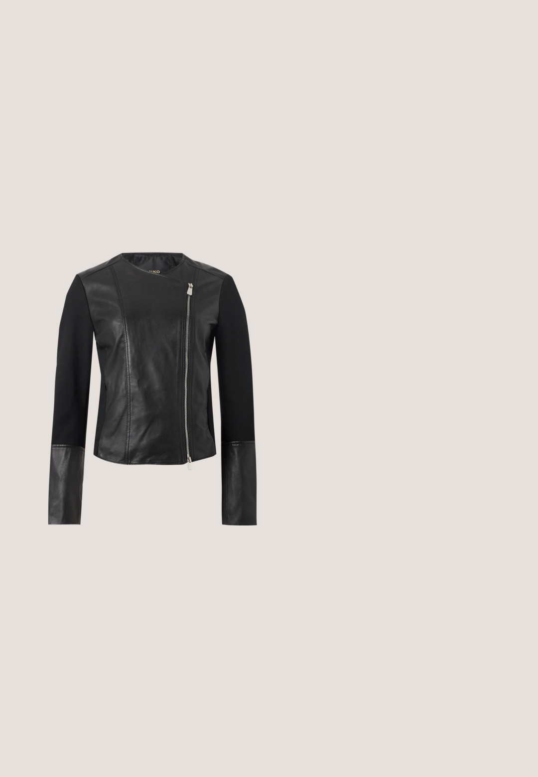 Sort jakke med læderfront og manchetter, stofærmer og asymmetrisk sølv lynlås lukning på højre side.; Sort kortærmet t-shirt med rund halsudskæring med "ARMANI EXCHANGE" i guldbogstaver centreret foran.; Sort A-line nederdel med en glat tekstur, udstyret med en talje og en plisseret design for fri bevægelse. Ingen synlige detaljer eller mønstre.; Sort laklæder spids højhælet sko med unik hæl, slank cylinderformet stiletthæl og dekorativ spænde foran.; Sort Michael Kors skuldertaske i læder med toplynlås, diagonal lynlåslomme foran, klaplomme med trykknap og sølvkædedetalje.; Lange guldkædeøreringe med rektangulære led og små hvide ædelstene mellem ledderne, vist mod en ensfarvet baggrund.