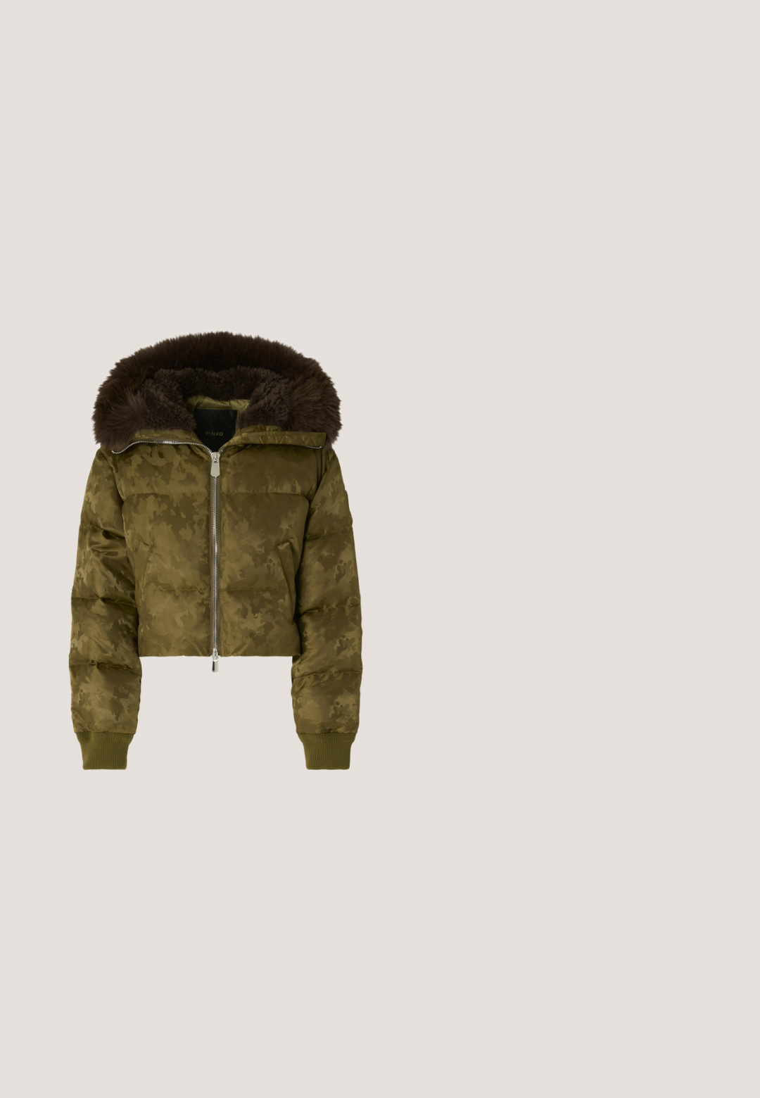Chaqueta corta acolchada de camuflaje verde con cremallera frontal, puños de canalé y capucha forrada de piel marrón oscuro.; Camisa de terciopelo verde con lunares negros, con cierre de botones en la parte delantera y cuello puntiagudo. Mangas largas con puños abotonados, superficie texturizada.; Pantalones de pierna ancha con patrón de camuflaje en verde oscuro y marrón y detalles de parches en la parte delantera.; Botín de tobillo con plataforma alta, tacón acampanado y parte superior de tela estampada con múltiples caras de perros en colores neutros.; Bolso de mano de cuero verde con diseño fruncido, correa ajustable con hebilla y asa recogida con cierres metálicos sobre fondo blanco.; Pendientes de aro verdes translúcidos con piedras preciosas amarillas incrustadas y postes de plata sobre un fondo blanco.
