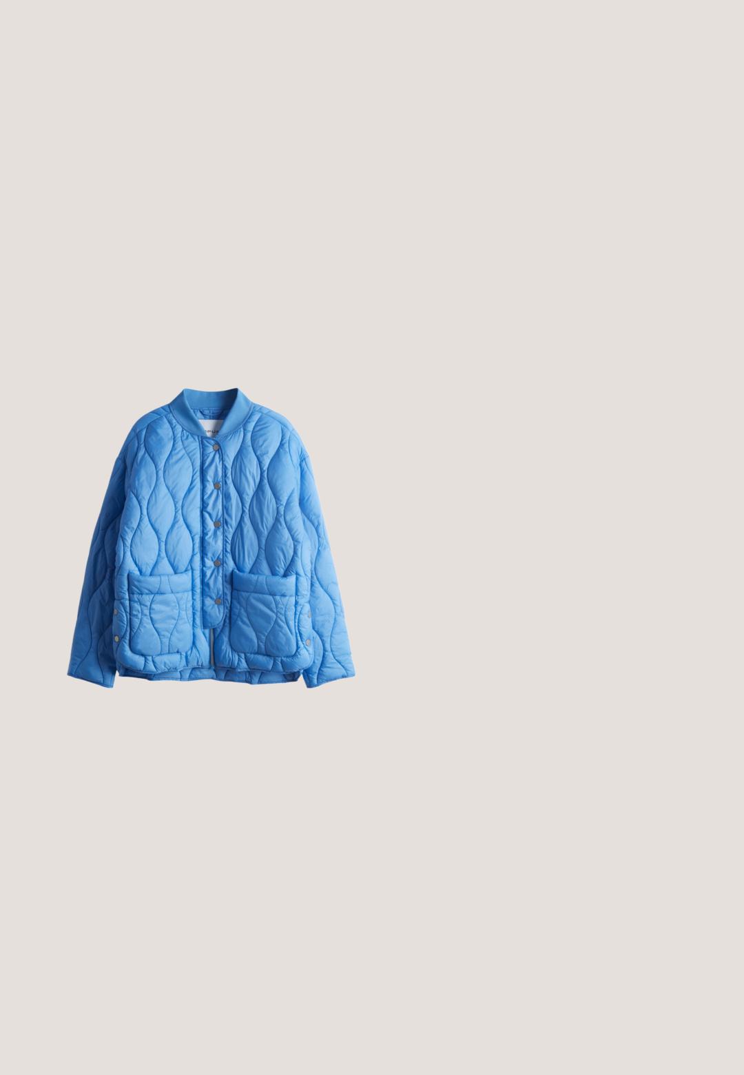 Veste matelassée bleue avec une texture lisse, col rond, boutons-pression et deux poches avant. Présente un motif ondulé sur le tissu.; Haut à manches longues bleu avec un design en ribbed texturé. Présente un col rond et une coupe décontractée, fabriqué à partir d'un tissu doux.; Pantalon bleu mi-haut à jambes droites avec passants pour ceinture et fermeture éclair à l'avant, présenté sur un fond blanc.; Baskets en daim bleu clair avec des bandes en cuir beige, détails perforés, languette de talon blanche et semelle en caoutchouc marron, vues de côté.; Sac à main rectangulaire bleu clair avec panneau avant tissé blanc matelassé, poignées supérieures et bandoulière amovible sur fond blanc.; Boucles d'oreilles en émail bleu avec une forme conique et des accents dorés. L'anneau de la boucle d'oreille a un motif spiralé, tous deux affichant une finition brillante.