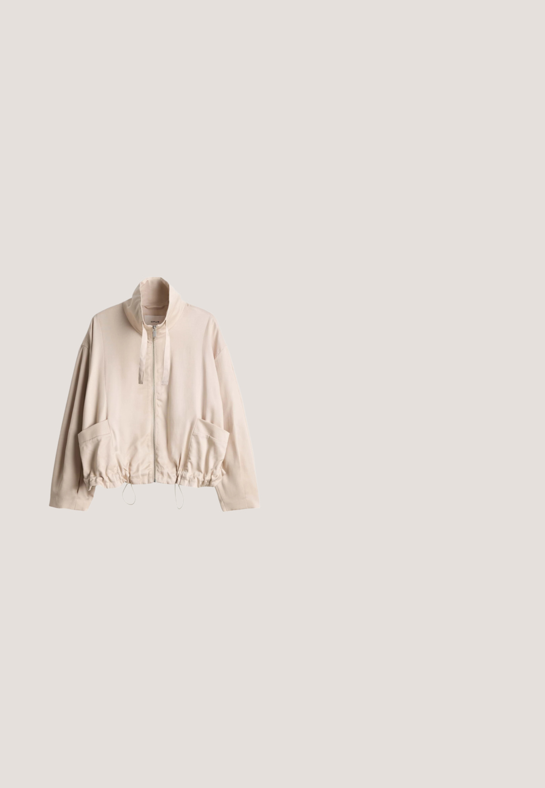 Hellbeige Jacke mit Reißverschluss, hohem Kragen, langen Ärmeln, großen Fronttaschen und verstellbaren Kordelzügen am Saum.; Ärmelloser brauner Overall mit tiefem V-Ausschnitt, vertikalen plissierten Details und figurbetonten, durchgehenden Hosenbeinen.; Helles graues Sweatshirt aus weichem Stoff. Mit Rundhalsausschnitt, überschnittenen Schultern und gerippten Bündchen und Saum. Schlichte, einheitliche Textur.; Beige Sportschuhe aus einer Mischung aus glatten und strukturierten Materialien. Runde Zehenpartie, flache weiße Sohle und beiger Schnürsenkel. Dezente Akzente an der Seite.; Blaue Sonnenbrille mit rechteckigem Rahmen. Mattes marineblaues Kunststoffmaterial, gerade Bügel und dezentes Branding an der Seite.; Beige Nylon Schultertasche mit einer weichen Textur, gerafften Seiten und verstellbarem Tragegurt. Verfügt über einen Reißverschlussverschluss und dezente Logo-Details.