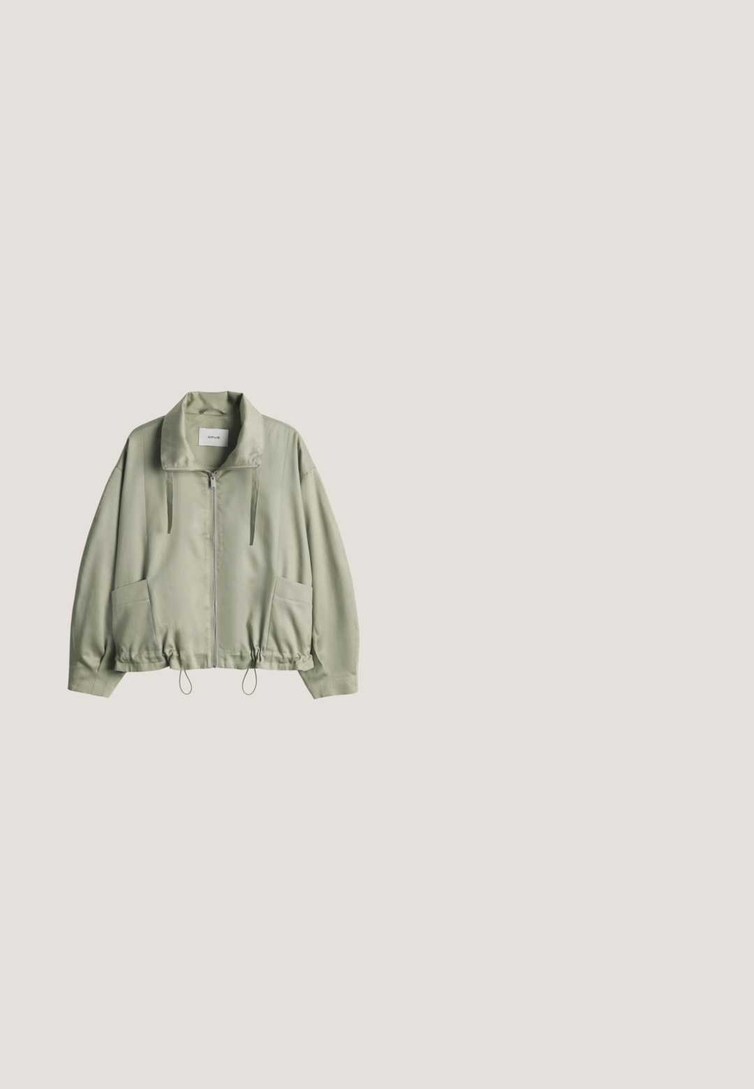 Hellgrüne Jacke mit Reißverschluss und Kragen, Vordertaschen, verstellbaren Kordeln am Saum und langen Ärmeln, flach auf weißem Hintergrund ausgelegt.; Hellgrünes, oversized Sweatshirt mit Rundhalsausschnitt, Raglanärmeln und weicher Textur. Verfügt über einen gerippten Halsausschnitt und Saum.; Hellgrüne Hosen mit weitem Bein, Vordertaschen, Knopf- und Kordelverschluss sowie umgeschlagenen Saumabschlüssen.; Hellgrüner Wildledersneaker mit beigen Akzenten, weißem Seitenstreifen, Schnürverschluss vorne und brauner Gummisohle, im linken Seitenprofil gezeigt.; Mintgrüner Schultertasche mit glatter Textur, zwei Fronttaschen, verstellbarem Tragegurt und subtilen Logo-Details in der unteren Ecke.; Elli ASTRO BASIC - Armband - silver coloured