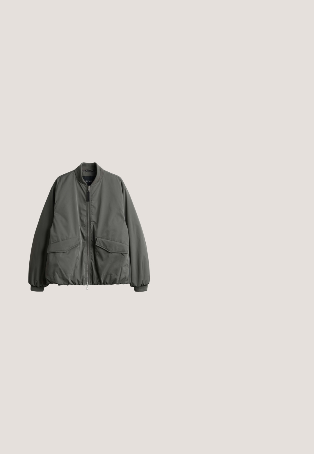 Dunkelgraue Bomberjacke mit Frontreißverschluss, zwei Klappentaschen, geripptem Kragen und Bündchen sowie elastischem Saum.; Schwarze Zip-Hoodie aus weichem Stoff, mit Kapuze, Fronttaschen, gerippten Bündchen und einem kleinen weißen Nike-Logo auf der Brust.; Hellgraues Sportshirt mit kurzen Ärmeln, atmungsaktiver Textur und gemustertem Mesh-Detail. FALKE-Logo auf der Vorderseite. Rundhalsausschnitt.; Dunkelgraue, elastische Jogginghosen aus weichem Stoff; ausgestattet mit einem elastischen Bund mit Kordelzug und zulaufenden Beinen.; Leichte weiße Sportschuhe mit Mesh- und synthetischen Überzügen, ausgestattet mit blauen Akzenten, strukturierten Sohlen und Schnürverschluss.; Beige, lässige Tasche aus weichem Material mit einer geschwungenen Form. Sie verfügt über einen Reißverschluss und einen verstellbaren Riemen mit schwarzen Hardware-Akzenten.