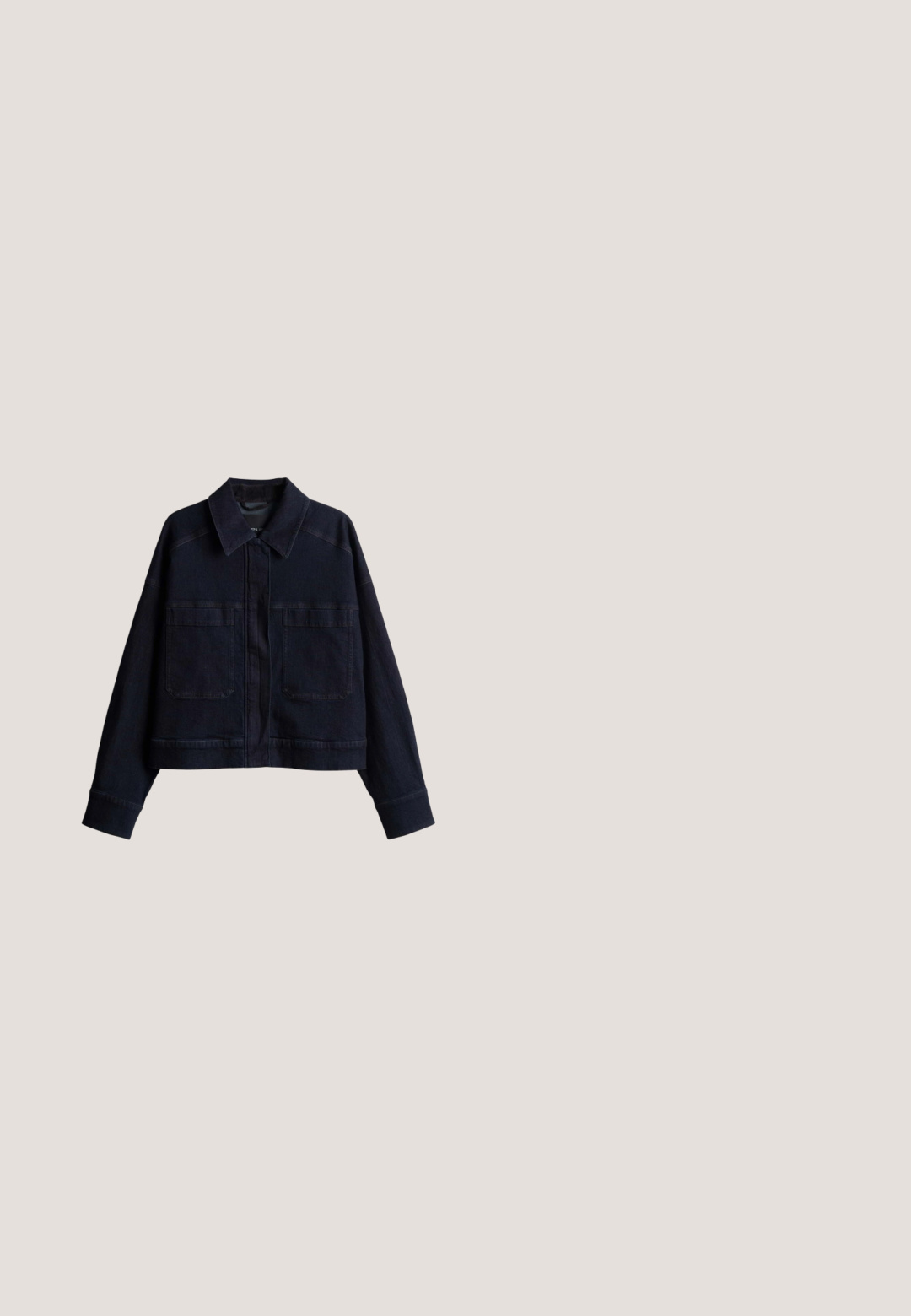 Schwarze Jeansjacke mit großen Fronttaschen, langen Ärmeln, geknöpften Manschetten und spitzem Kragen auf weißem Hintergrund.; Dunkelblaues T-Shirt mit kurzen Ärmeln, rundem Ausschnitt und zentralem Schlüsselloch-Detail, aus weichem, strukturiertem Stoff mit dezenten Falten.; Weite Jeans in dunkelblauem Denim mit kontrastierendem weißen Stich, Fünf-Taschen-Design und Knopfverschluss an der Taille.; Niedriger Freizeitschuh in Creme und Hellgelb mit Gummisohle, gesteppten Details und Schnürsenkeln, seitlich gezeigt.; Große hellbraune Ledertasche mit einem einzelnen Schulterriemen und einem kleinen goldenen Logo in der Mitte vorne.; Paar polierte goldene Creolen, eine geschlossen und die andere geöffnet, auf weißem Hintergrund präsentiert.