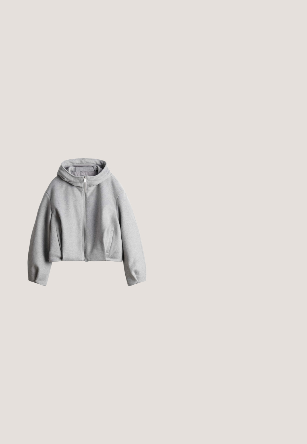 Veste gris clair zippée avec manches longues et large capuche, étalée à plat sur un fond blanc.; Haut à manches longues gris clair avec une texture lisse, comportant un petit trou pour le pouce dans le poignet et une broderie de logo subtile.; Tissu gris avec un tissage fin et texturé, présentant des variations subtiles de teinte et une surface lisse. Aucun motif ou embellissement visible.; Tissu de sport gris actif avec une surface lisse et texturée présentant un motif marbré subtil. Le mot "ACTIVE" est imprimé en blanc sur le côté.; Baskets de sport grises en tissu mesh, semelle en caoutchouc et design à lacets, vues de profil sur fond blanc.; Sac fourre-tout gris clair avec deux poignées gris foncé et un subtil motif vertical noir sur le devant, photographié sur fond blanc.