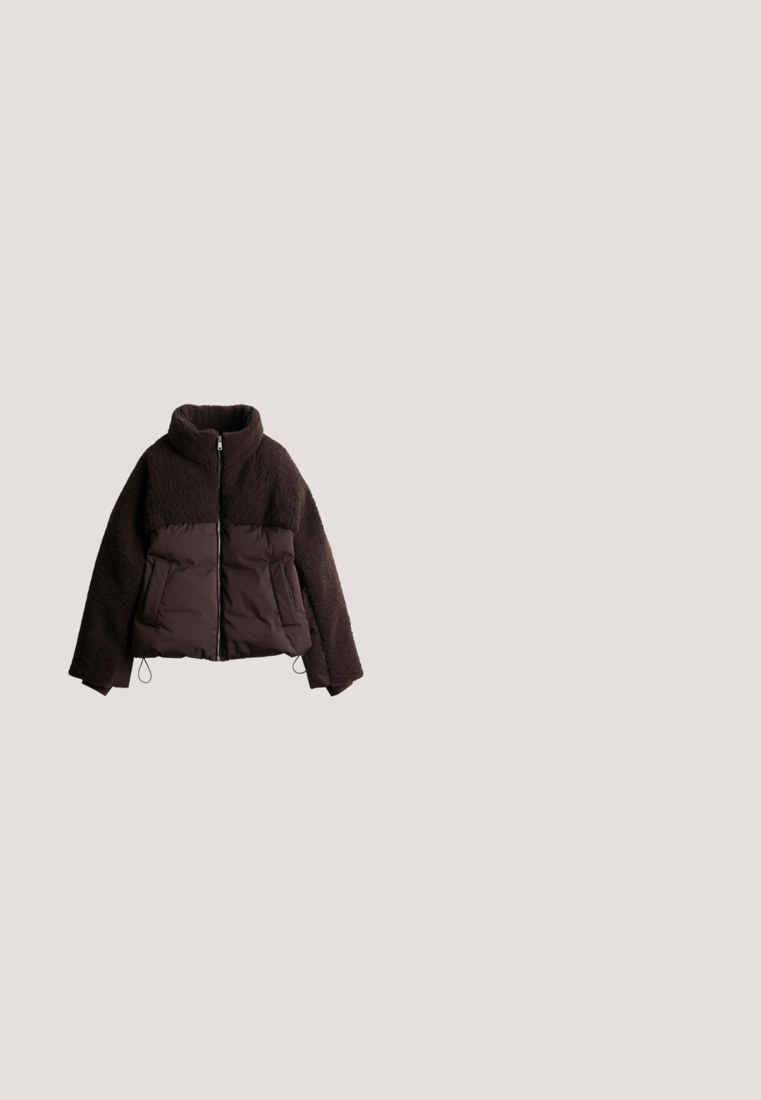 Veste marron foncé avec un design mi-polaire, mi-rembourré, fermeture éclair à l'avant, col montant et deux poches latérales sur fond blanc.; Tissu en polaire marron avec une finition douce et texturée. Présente un col et un accent rouge sur l'étiquette intérieure. Apparence chaude et confortable.; Haut de sport marron avec un col arrondi, une texture douce, des coutures plates et une étiquette logo, mettant en avant un design minimaliste et fonctionnel.; Leggings marron taille haute, longueur totale, avec coutures plates et large ceinture, conçus pour une coupe ajustée.; Bottine rembourrée marron avec un bout rond, un design à lacets et une semelle en caoutchouc texturée. Comprend un dessus sécurisé et une finition en coussin douillet.; Grand sac cabas souple marron avec deux poignées et cordons latéraux, avec le logo DEHA au centre devant.