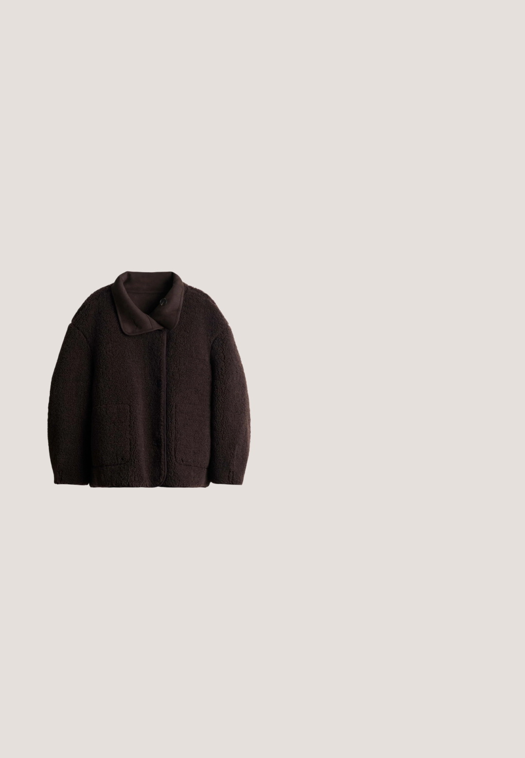 Donkerbruine fleecejas met gestructureerde stof, brede kraag, knopen aan de voorkant en twee lagere opgestikte zakken op een witte achtergrond.; Donkerbruine wollen cardigan met lange mouwen, ronde hals en zes witte knopen aan de voorkant, plat gelegd op een witte achtergrond.; Donkerbruine trui met lange mouwen en een ronde hals, rechte zoom en een klein labeltje binnenin de kraag.; Bruine high-waist broek met wijde pijpen, een strakke tailleband en geen zichtbare zakken of versieringen.; Bianco BIASNOW - Enkelkaarsjes - dark brown; Tan suede handtas met een afgeronde vorm, dubbele handgrepen en driehoekige accenten. Voorzien van een ritssluiting en een soepele textuur. Compact ontwerp.