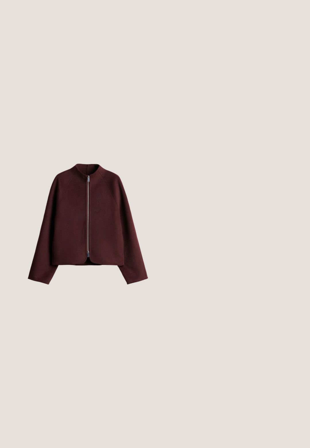 Veste bordeaux foncé zippée, manches longues et col rond, présentée à plat sur fond blanc.; Top à manches longues en maille côtelée avec rayures horizontales bordeaux et blanches, col rond et trois boutons dorés sur la patte de boutonnage avant.; Pantalon beige à jambes larges en tissu texturé, avec une ceinture lisse et des détails à boutons à l'ourlet.; Baskets basses en daim et cuir marron avec fermeture à lacets et semelle en caoutchouc marron clair, vues de côté sur un fond clair.; Sac cabas en daim marron avec deux poignées et une petite fermeture à rabat avant sur un fond clair uni.; Boucles d'oreilles en argent avec un design circulaire et une pierre précieuse verte au centre, présentant une texture lisse et une finition polie.