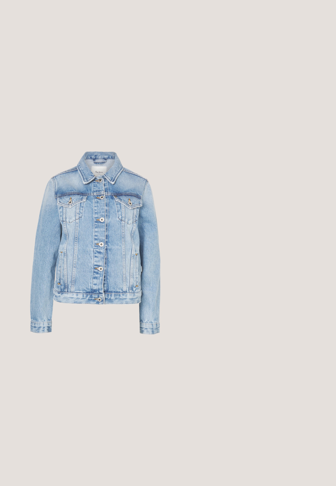 Chaqueta de mezclilla azul claro con cuello clásico, botones frontales, dos bolsillos en el pecho y bolsillos laterales con costuras en contraste.; Camiseta blanca de manga corta hecha de algodón, con un escote redondo y el logo impreso "Pepe Jeans LONDON" en gris en el pecho.; Jeans de denim azul con un corte slim bootcut. Lavado desgastado, cinco bolsillos y un botón de cobre en la cinturilla. Dobladillo recto.; Zapatilla blanca con acentos iridiscentes y diseño perforado. Cuenta con una suela plana y detalles texturizados. Logo "REPLAY" en el talón.; Bolso de cuero azul claro con una sola correa curva, emblema de logo plateado en el frente y correa ancha de tela desmontable sujeta al lateral.; Pendientes de aro plateados con un diseño de cuerda retorcida y una fila de piedras claras a lo largo del borde. Textura suave con un acabado brillante.
