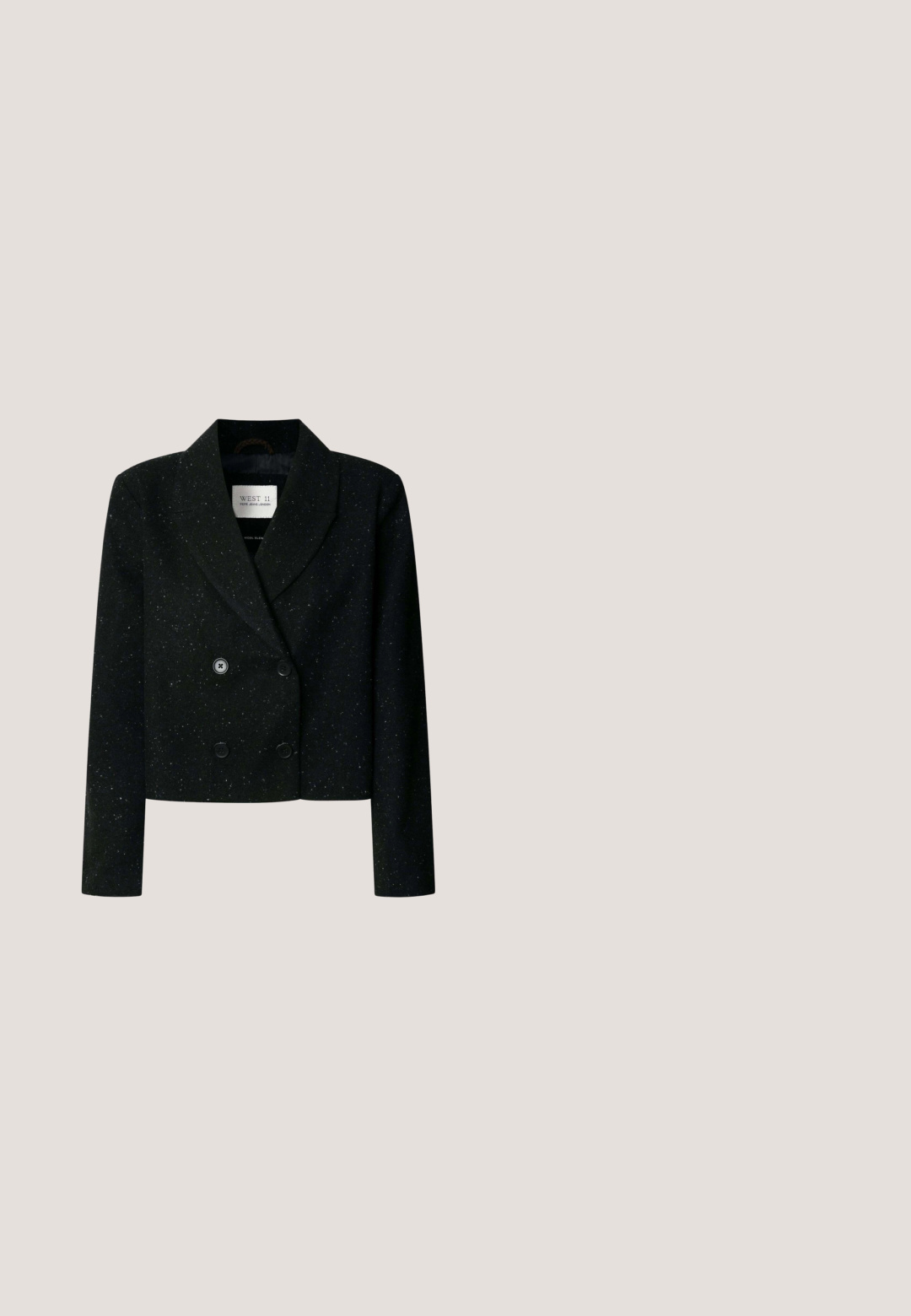 Blazer cropped noir à double boutonnage avec revers crantés et un subtil motif à petits points blancs, manches longues et boutons à l'avant.; Haut noir à manches courtes recouvert de sequins, avec un col rond et une texture douce. Mis en valeur par des reflets scintillants et une coupe décontractée.; Pantalons en dentelle noire avec un motif floral, longueur cropped, taille élastique et texture transparente, avec des détails brodés complexes.; Ballerines noires avec une surface perlée, dotées d'un bout rond et d'un petit talon, fabriquées à partir d'un tissu doux avec une finition texturée.; Sac à main noir avec poignée tressée, sequins argentés, garniture en fausse fourrure et un charm métallique rond attaché à la poignée.; Bague dorée avec une rangée de cristaux clairs et deux chaînes argentées tressées entourant l'anneau.