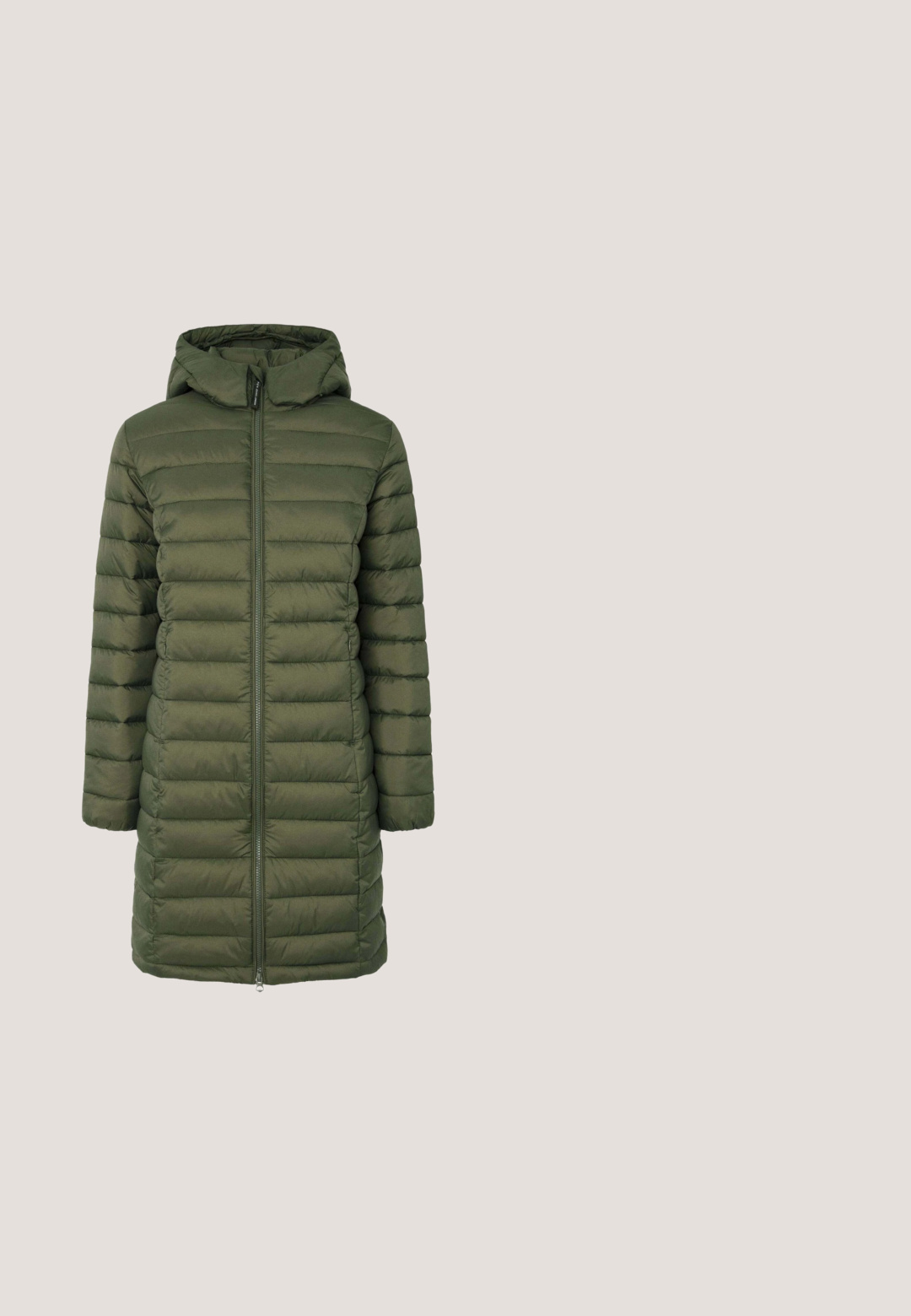 Olijfgroene gewatteerde jas met een capuchon, voorzien van een ritssluiting aan de voorkant en lange mouwen. Het ontwerp heeft horizontale gestikte lijnen en een middellange snit.; Langsleeve shirt met afwisselende brede olijfgroene en romige strepen, ronde halslijn en zachte katoenstof. Minimaal merk op de zoom.; Donkerblauwe skinny jeans met dubbele knoopsluiting, voorzakken en gele stiksel op een witte achtergrond.; Beige wedge sneaker met subtiele luipaardprint, metallic gouden hielstuk, vetersluiting aan de voorkant en zichtbare luchtkussen in de zool.; Donkergroene leren schoudertas met een geknoopte riem en een klein metalen merklogo aan de voorkant, tegen een witte achtergrond.; Witte kralen halsketting met ovaalvormige parels, voorzien van een rosé gouden sluiting en een verstelbare ketting met een klein accentlabel.