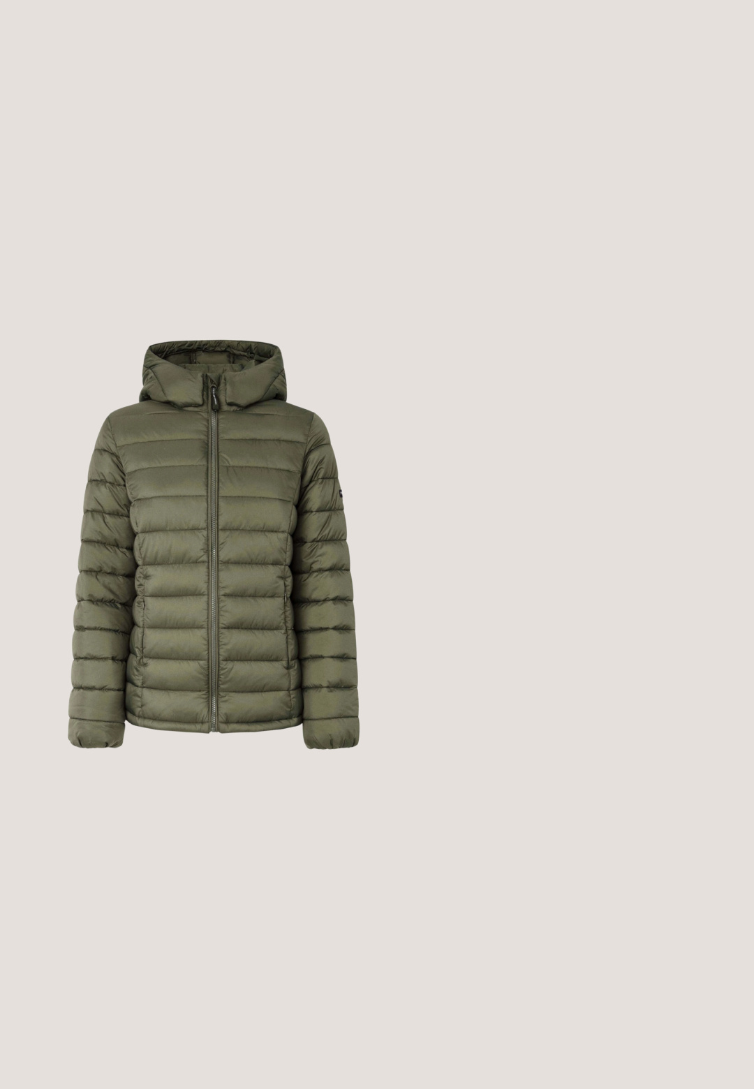 Olivengrøn pufferjakke med horisontale quiltede sektioner, hætte og lynlås foran. Har elastiske manchetter og et slim fit design.; Cremefarvet sweater med lange ærmer, der har et geometrisk strikkemønster i brun, orange og teal. Rund halsudskæring og cropped design.; Hvid langærmet t-shirt i blødt materiale med rund halsudskæring og lige snit, med sideslidser ved kanten for nem bevægelse.; Mørkeblå slim-fit jeans med forlommer, bæltestropper og knaplukning, vist på en hvid baggrund.; Brune ruskind ankelstøvler med en faux fur krave, snørebånd fortil og en sidelukning, samt en robust gummisål og struktureret detaljering.; Brun læder crossbody taske med en buet klap, tekstureret overflade, justerbar rem og et sort-hvidt mønstret detaljer.