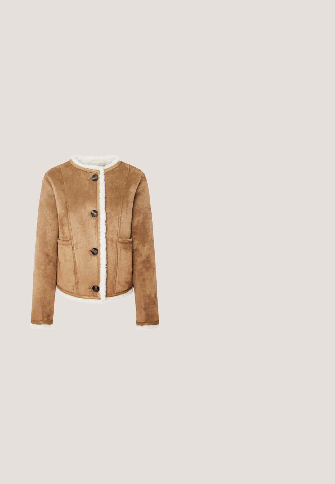 Bruine suede jack met een witte nepbont kraag en biezen, vijf grote knopen en twee zijzakken. Eenvoudig, gestructureerd ontwerp.; Gebreide pullover met een patchworkontwerp in crème, bruin en tan kleuren. Gelaagd kabelbreipatroon en geribde manchetten en onderrand.; Bruine suède mini-rok met een rechte snit, voorzien van een vetersluiting aan de linkerkant en een kleine split aan de zoom.; Bruine suede enkelboot met een fluffy witte voering, metalen gespaccent, gestuddeerde details en een dikke beige zool.; Bruine geperforeerde handtas met een rechthoekige vorm, voorzien van een korte handgreep en een gouden logo plaatje. Textuur van het oppervlak benadrukt het ontwerp.; Gouden ketting met een hartvormige hanger versierd met heldere kristallen; fijne schakels met een veilige sluiting en verstelbare lengte.