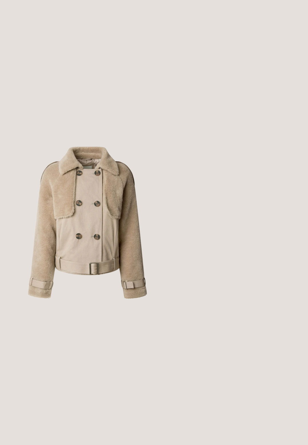 Beige dobbeltbrystet jakke med en blød uldkrave og ærmer, en belagt talje og store knapper foran. Struktureret stof og design.; Cremefarvet sweater med sorte horisontale striber, der har lange ærmer, en rund halsudskæring og ribbede kanter og manchetter.; Højtaljede grå denim jeans med flagrende ben, der har slidte knædetaljer, et klassisk fem-lomme design og tonet syninger.; Hvide atletiske sneakers med en glat læderoverdel, rund sål og tekstureret accent. Har snørebånd og en slippe-strop bagpå.; Sort Guess lynlås pung med prægede mønster, guldfarvede lynlåse og frontlomme, rektangulær form til opbevaring af små genstande.; Guld- og sølvvridte hoop-øreringe med en struktureret overflade, der har en sikker lås og et glat, buet design.