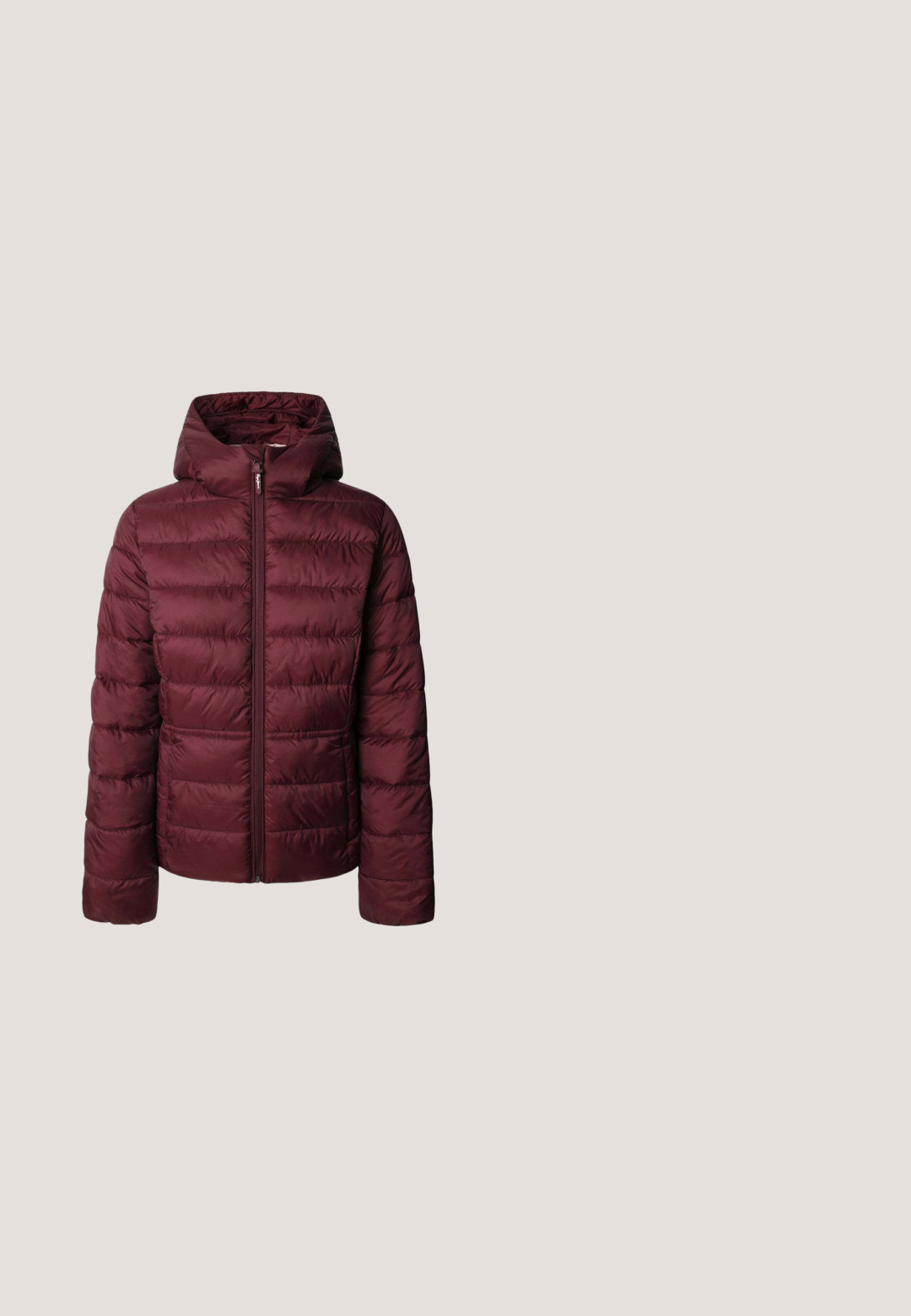 Bordeaux pufferjack met een capuchon, voorzien van een ritsluiting, gequilte textuur en elastische manchetten voor warmte en comfort.; Witte katoenen T-shirt met een rood driehoeklogo met "GUESS U.S.A." en een vraagteken, versierd met heldere rhinestones en grafische elementen.; Blauwe spijkerbroek met uitlopende pijpen, voorzien van een licht vervaagde wassing, sluiting met twee knopen en decoratieve stiksels op de voorzakken.; Zwarte leren platform enkelboot met vierkante neus en dikke hoge blokhak, weergegeven vanaf de zijkant op een witte achtergrond.; Zwarte gestructureerde hobo-handtas met korte handgreep, afneembare riem met gouden ketting en een klein driehoekig Guess-logo aan de voorkant.; Gouden kettingarmband met een centrale groene edelsteen, gegraveerde hardwaredetails en een triangulaire merketiket bij de sluiting.