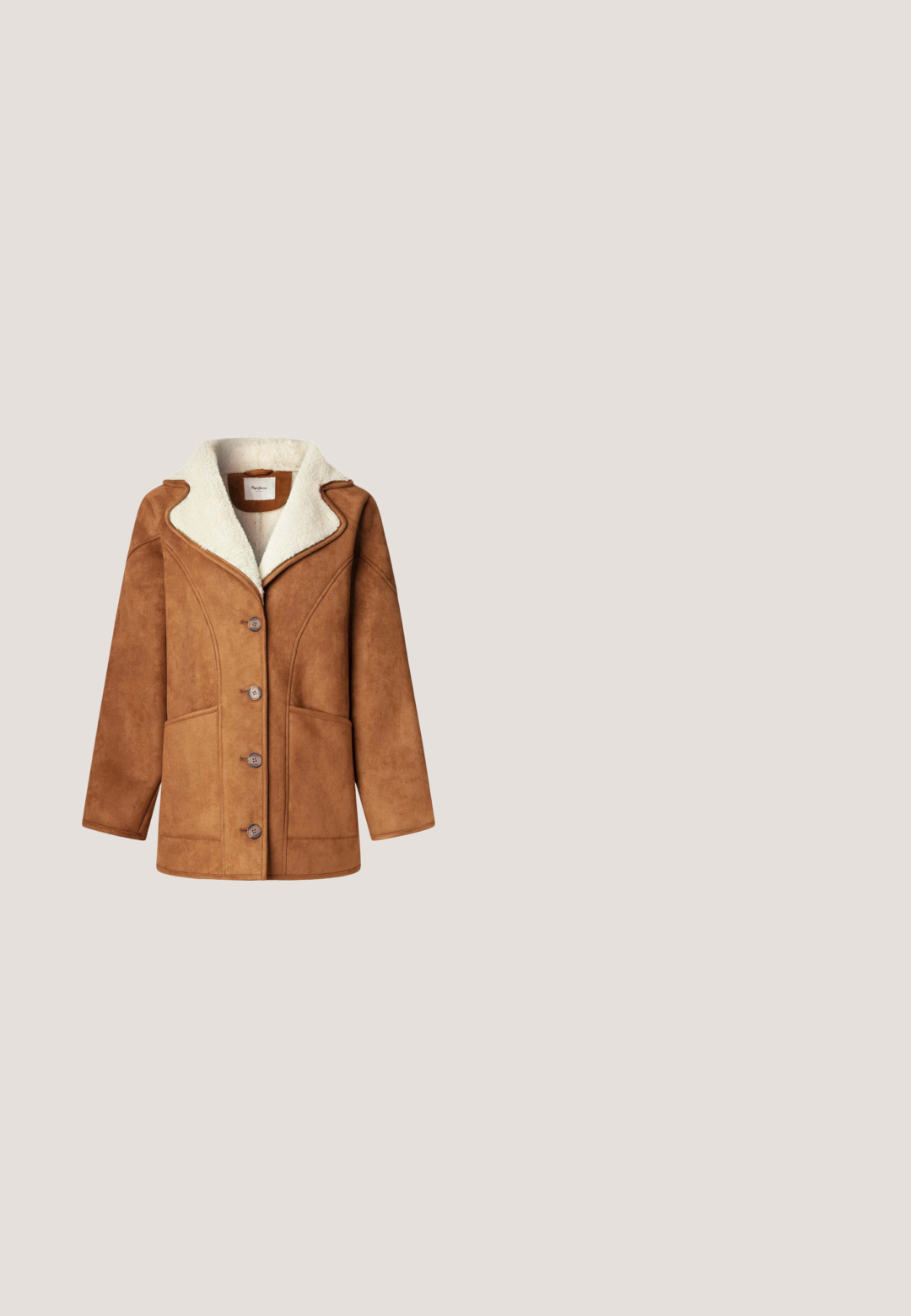 Bruin suède jas met een gestructureerde afwerking, voorzien van een crèmekleurige nep-shearling kraag, vijf knopen en twee voorzakken.; Crème kleurige trui met lange mouwen, voorzien van een geometrisch breipatroon in bruin, oranje en teal. Ronde halslijn en cropped ontwerp.; Langarmige coltrui top in crème met afwisselende horizontale strepen in bruin en lichtroze. Zachte stof met een aansluitende pasvorm.; Bruine corduroy broek met een rechte pijp, voorzien van vijf zakken, riemlussen en een gestructureerde stof. Benadrukt door een subtiele ribbelpatroon.; Knee-high bruine suède laarzen met een gladde textuur, voorzien van zijstiksels en een rubberen zool voor grip.; Bruine suède schoudertas met dunne bandjes, een zilveren ketting met slotbedeltje en een klein driehoekig Guess-logo aan de voorkant.