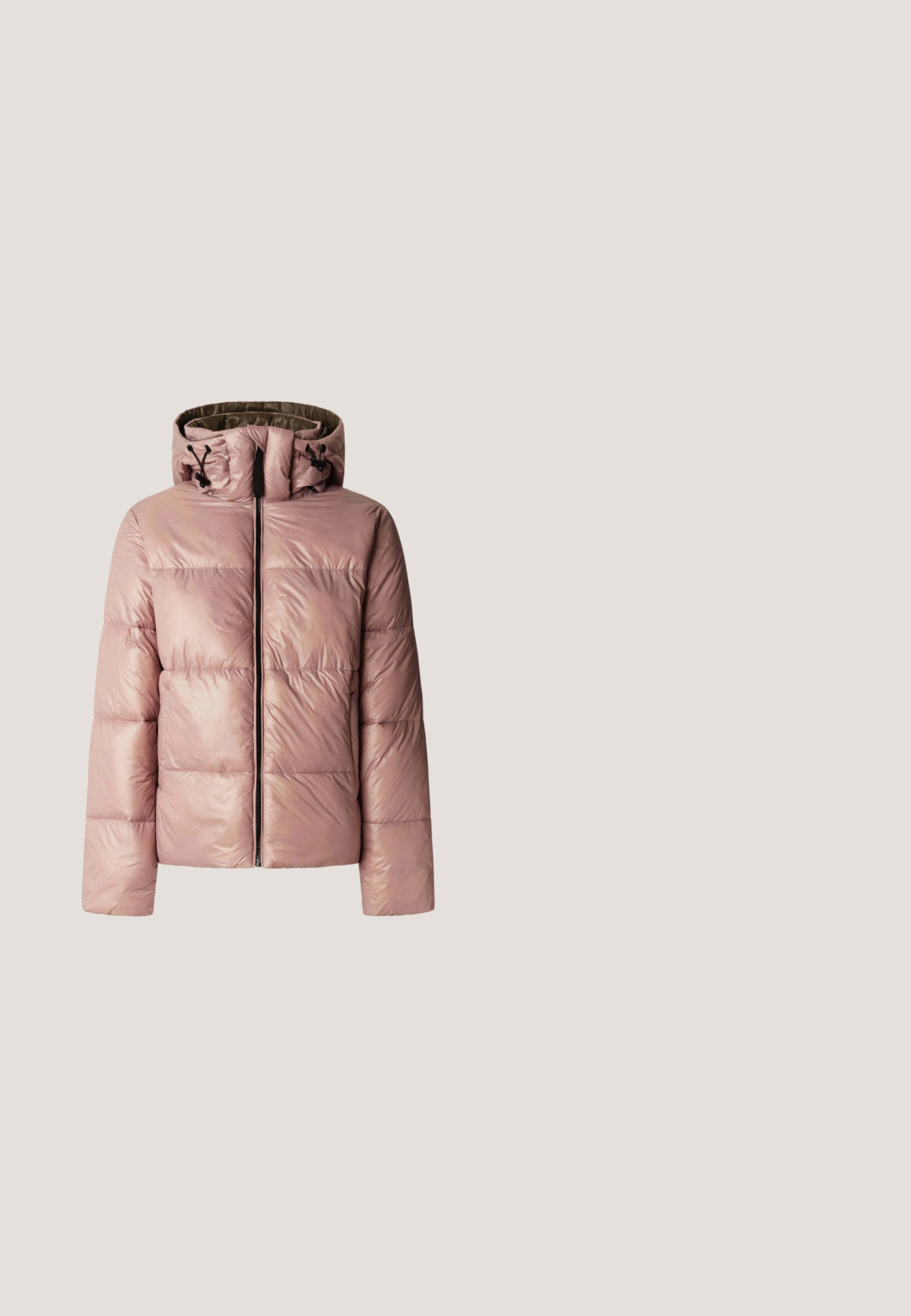Veste matelassée rose clair, dotée d'un col haut avec des détails froncés, d'une fermeture éclair intégrale à l'avant et de cordons de serrage élastiques à la capuche.; Top en maille rose clair à manches courtes avec encolure ronde et poignets côtelés, présenté à plat sur fond blanc.; Tunique à carreaux rouges et blancs avec un col en V, des manches 3/4 et une coupe décontractée. Fabriquée en tissu léger, elle présente une texture subtile.; Jean droit bleu foncé en denim, avec cinq poches, fermeture par bouton en métal et surpiqûres contrastées. Aucun effet de délavage visible.; Baskets rose et crème avec une tige en cuir et en daim, bout rond, fermeture à lacets et accents perforés sur les côtés. Semelle en caoutchouc plate.; Sac à main en cuir beige en forme de croissant avec bordure noire, doté de deux anses : une fine bandoulière noire et une plus large sangle grise-blanche à motif.