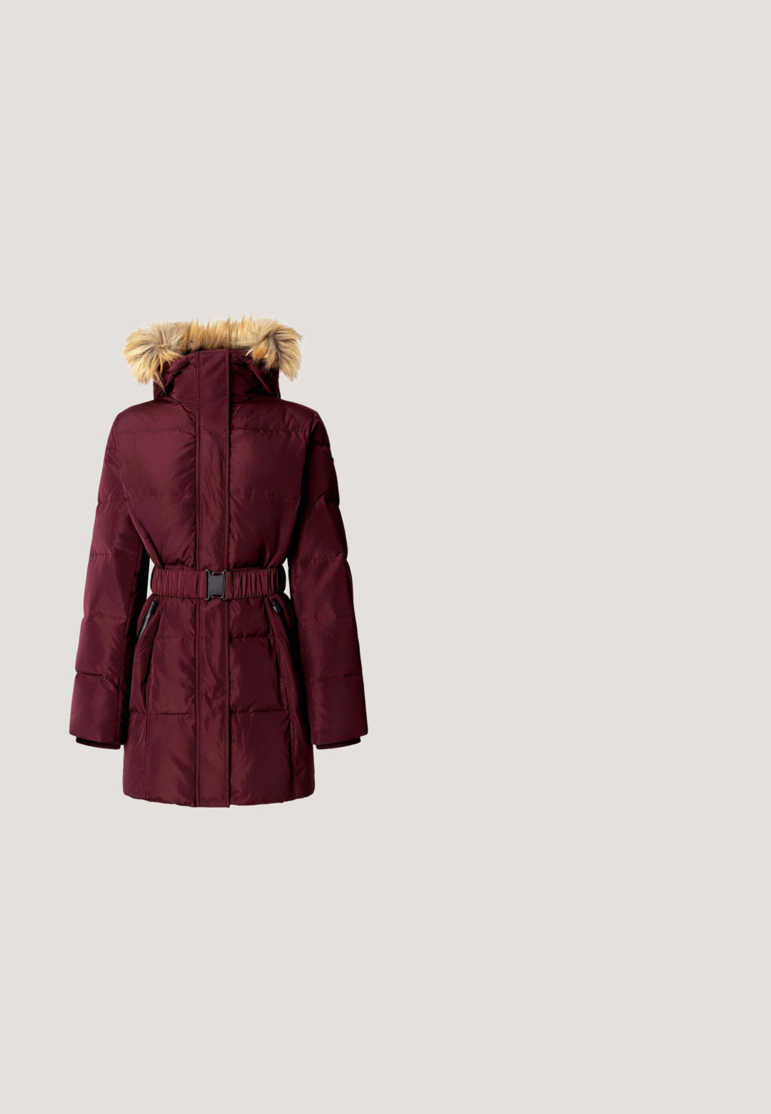 Burgunderfarbener Puffermantel mit Kapuze aus Kunstfell, tailliertem Schnitt, Reißverschluss-Seitentaschen und einem gesteppten Design zur Isolierung.; Lockere kurzärmelige Bluse mit weitem Ausschnitt, mit abstraktem Blumenmuster in Rosa-, Beige-, Senf-, Schwarz- und Koralltönen.; Schwarze Denim-Jeans mit geradem Bein, ausgestattet mit einem Knopfverschluss, fünf Taschen und dezentem Stickdetail. Angenehme Textur.; Schwarze Ankle Boots mit einer Wildleder-Oberfläche, ausgestattet mit einem Kunstfellbesatz am Kragen und einer strukturierten Gummisohle mit grobem Profil.; Schwarze Lederhandtasche mit vorderer Schnallen-Tasche, goldfarbenen Beschlägen, verstellbarem Schulterriemen und Reißverschluss-Hauptfach vor weißem Hintergrund.; Goldene Creolen mit einem glatten, glänzenden Finish. Abgerundetes Design mit einem nahtlosen Scharnierverschluss, das eine kompakte, minimalistische Form hat.