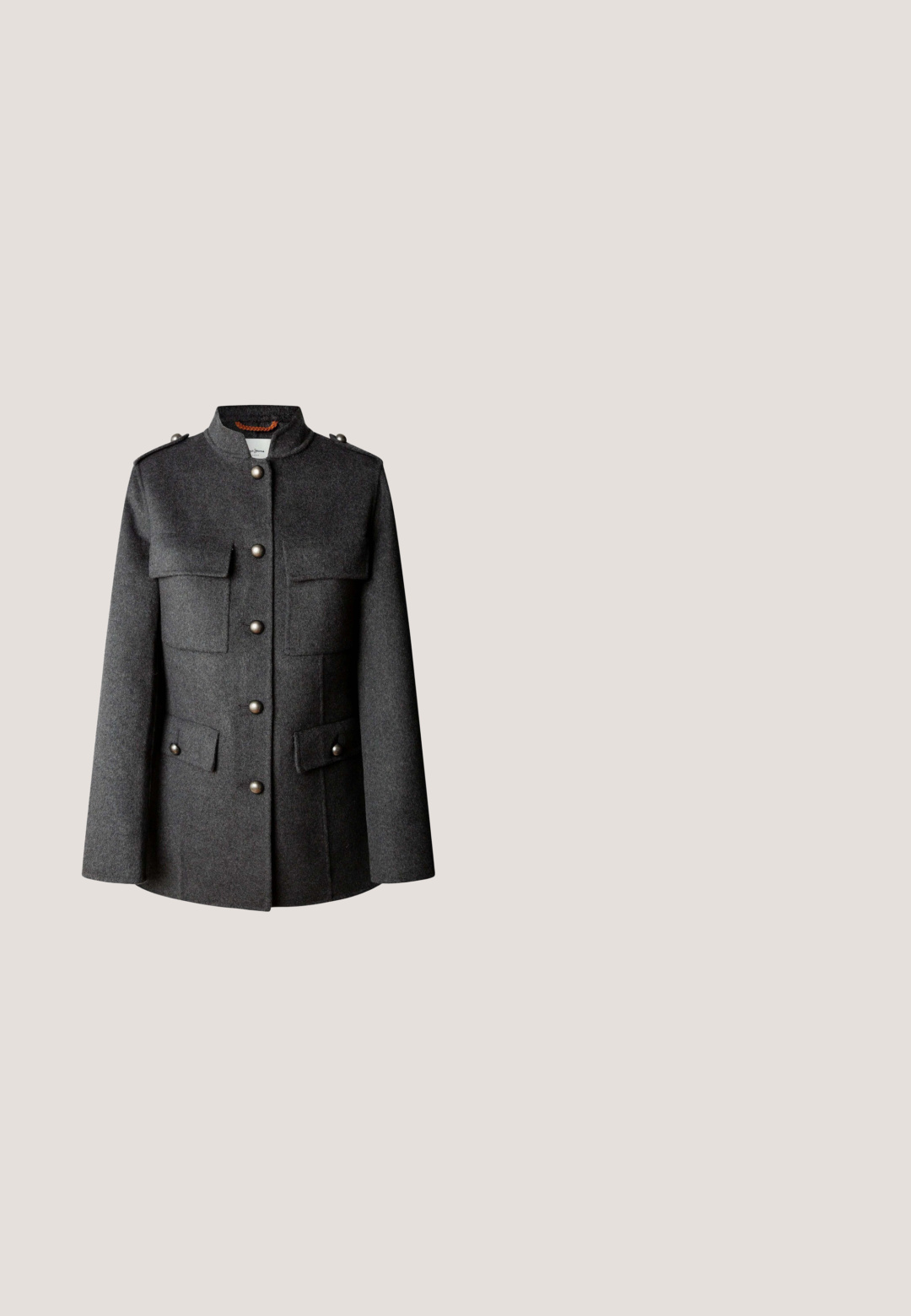 Dunkelgraue Militärjacke mit Stehkragen, vier Klappentaschen und silbernen Knöpfen vorne und an den Taschen.; Schwarzes geripptes Strickkleid mit rundem Ausschnitt und langen Ärmeln, das vertikale Linien und einen ausgestellten Saum aufweist. Weicher Stoff, mittellang.; Knöchelhohe schwarze Leder-Stiletto-Stiefel mit spitzer Zehe und glatter Oberfläche. Der Blockabsatz sorgt für Stabilität im Design.; Schwarze Sonnenbrille mit quadratischen Rahmen, dunklen Gläsern und strukturierten schwarzen Bügeln mit einem dekorativen Muster. Hergestellt aus Kunststoff.; Kleine schwarze glänzende Handtasche mit zwei langen Griffen und seitlichen Kordelzug-Details vor einfachem hellem Hintergrund.; Silberne Metallcreolen mit glatter, leicht gebogener Oberfläche und Klappverschluss vor schlicht weißem Hintergrund.