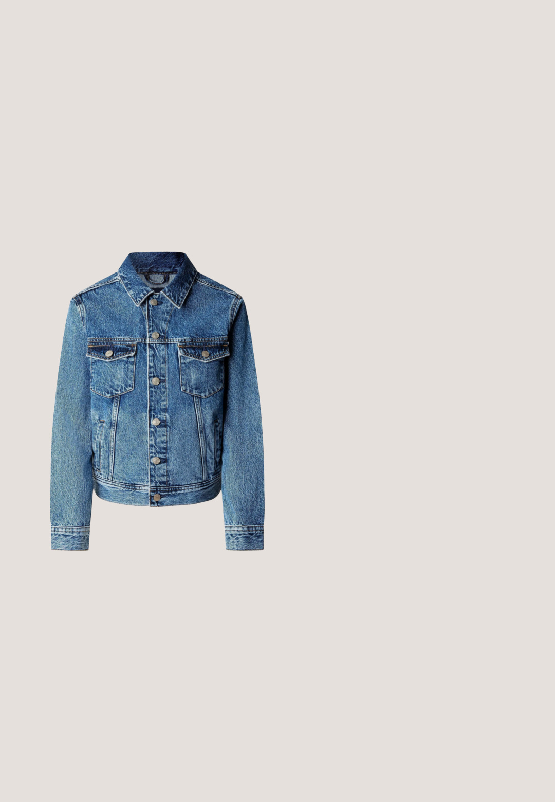 Blå denimjakke med knapper foran, to brystlommer med klapper, lange ærmer og en klassisk krave, vist på hvid baggrund.; Lyseblå cardigan lavet af blødt strikket materiale, med rundet halsudskæring, lange ærmer og seks knapper foran.; Hvid kortærmet t-shirt lavet af bomuld med rund halsudskæring og afslappet pasform. Glat tekstur og ingen synlige mønstre eller dekorationer.; Mørkeblå denimjeans med en afslappet pasform, lige ben og subtil syning. Har en knap- og lynlåslukning samt fem-lomme-design.; Lavtop ruskindsneaker i blå med rød "V"-logo på siden, gummisål, snørelukning og sort indvendig for mod en ensfarvet baggrund.; Denim skuldertaske med fold-over design, lys blå farve, synlige sømme, justerbar rem og en sidelabel-detalje.