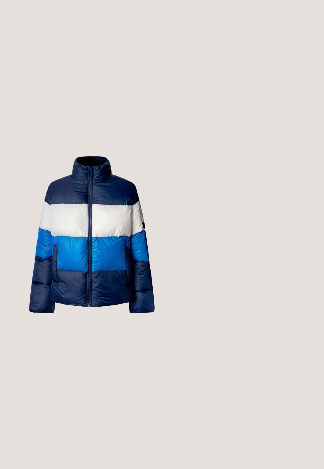 Pufferjack met horizontale kleurvlakken in marineblauw, wit en blauw, met een hoge kraag en ritssluiting aan de voorkant.; Multikleurige cropped trui met horizontale strepen. Het materiaal heeft een zachte, textuurrijke feel. Heeft een ronde halslijn en lange mouwen.; Blauwe cropped trui met korte mouwen, brede snit en ronde hals, gemaakt van getextureerde gebreide stof.; Blauw gestreepte wijde broek met tunnelsluiting en koord, gemaakt van lichtgewicht stof. Voorzien van verticale witte strepen en een losse pasvorm.; Blauwe suède sneaker met witte accenten en veters, voorzien van een rubberen zool en logodetail. Ronde neus en gestikte ontwerpelementen.; Lichtblauwe denim handtas met twee schouderbanden bevestigd aan metalen ringen en decoratieve klinknagels aan de voorkant en zijkanten.