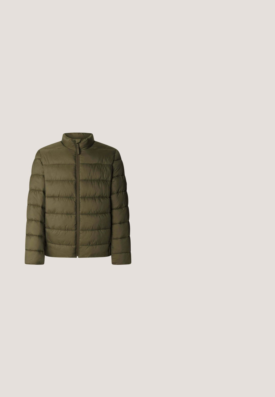 Olijfgroene pufferjack met horizontale stiksels, hoge kraag en voormezipper. Glad textuur, lichtgewicht ontwerp en geen zichtbare branding.; Beige crewneck-trui gemaakt van zacht materiaal; voorzien van een klein wit logo op de linker borst en geribde boorden en zoom.; Beige poloshirt van zachte katoen, met een kraag, korte mouwen en een klein, geborduurd logo op de linkerkant van de borst.; Lichtblauwe, hoogwater spijkerbroek met een rechte pijp. Voorzien van vijf zakken en zichtbare stiknaden. Gladde textuur, casual uitstraling.; Bruine leren veterschoen voor op een boot met gestikte details en een dikke rubberen zool, gezien vanaf de zijkant.; Bruine leren cosmeticatas met een ritsvak aan de voorkant, gouden sluiting met gesp en een gestructureerde vorm. Gladde textuur en minimalistisch ontwerp.