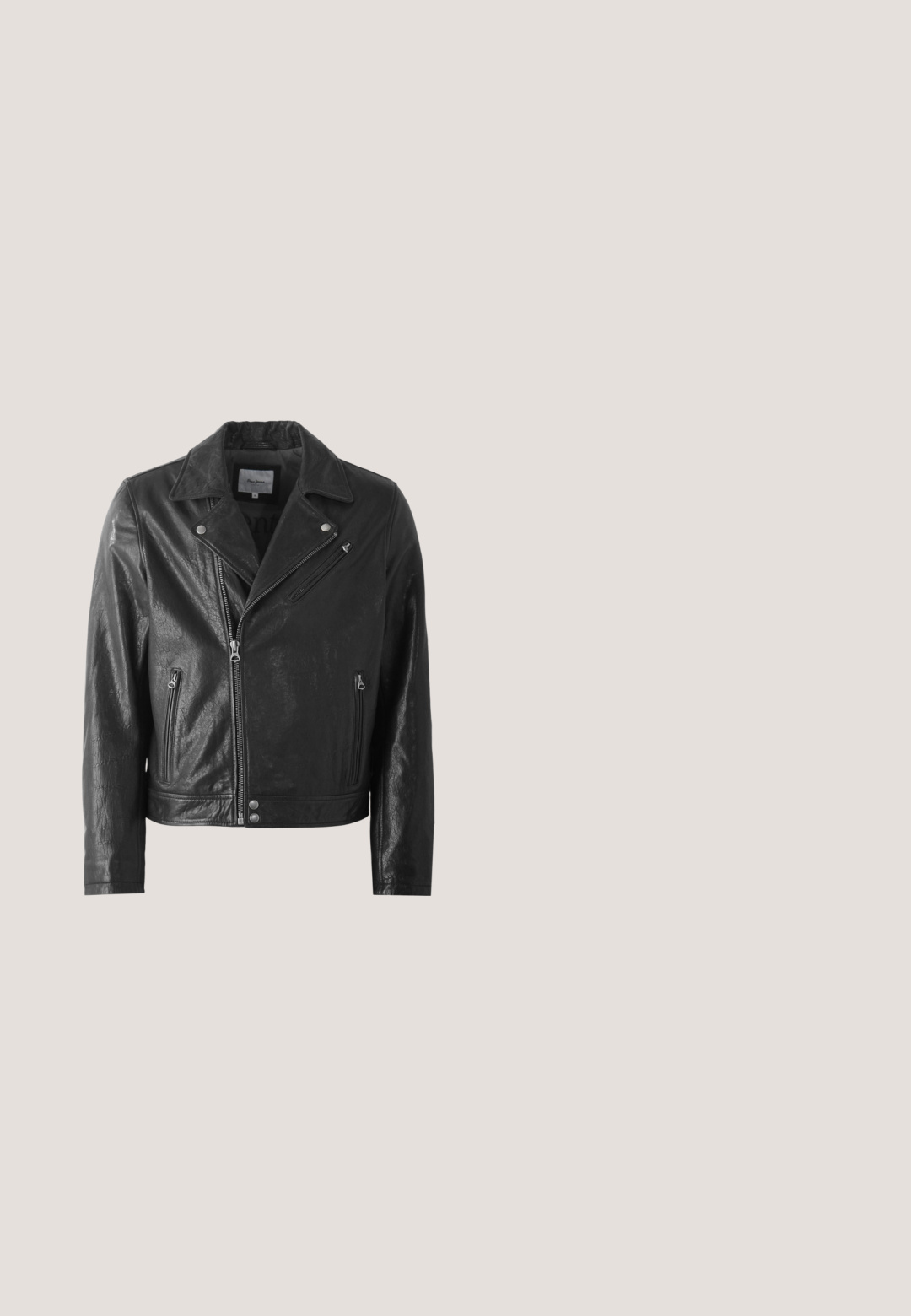 Zwarte leren bikerjack met een glanzende afwerking, voorzien van een gekartelde kraag, ritssluiting aan de voorkant, zijzakken en zilveren hardware-accenten.; Eenvoudig zwart T-shirt met korte mouwen, ronde hals en een normaal model zonder zichtbare patronen of logo's.; Witte denim jeans met een rechte snit, vijf-pocket ontwerp, knoopsluiting en subtiele stikseldetails. Gladde textuur en minimalistische stijl.; Zwarte leren instappers met een gladde afwerking, voorzien van een ronde neus en een smalle band over de bovenkant. Lage gestapelde hak.; Polaroid Zonnebril - grey; Fossil JEWELRY NECKLACE - Ketting - silver-coloured