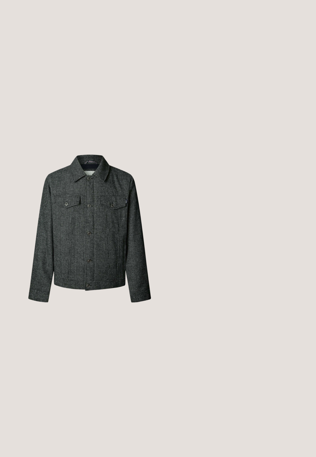Veste grise texturée avec un col, deux poches avant et fermeture à boutons. Fabriquée en tissu tissé avec un motif à carreaux.; Pull en maille noir avec un col rond, doté de poignets et d'un ourlet à bords côtes. Texture douce, coupe classique, sans motifs ni accents visibles.; T-shirt homme à manches courtes en maille gaufrée marron clair avec col rond, coupe décontractée et tissu texturé.; Pantalons gris clair avec taille à cordon de serrage, devant plissé, jambes fuselées et texture de tissu lisse.; Bottines noires en daim et matériau synthétique. Bout arrondi, six œillets avec lacets métalliques, semelle en caoutchouc épaisse et détails de texte minimalistes.; Trousse de toilette en cuir noir de forme rectangulaire, texture lisse, fermeture éclair supérieure et une poignée latérale pour un transport facile.