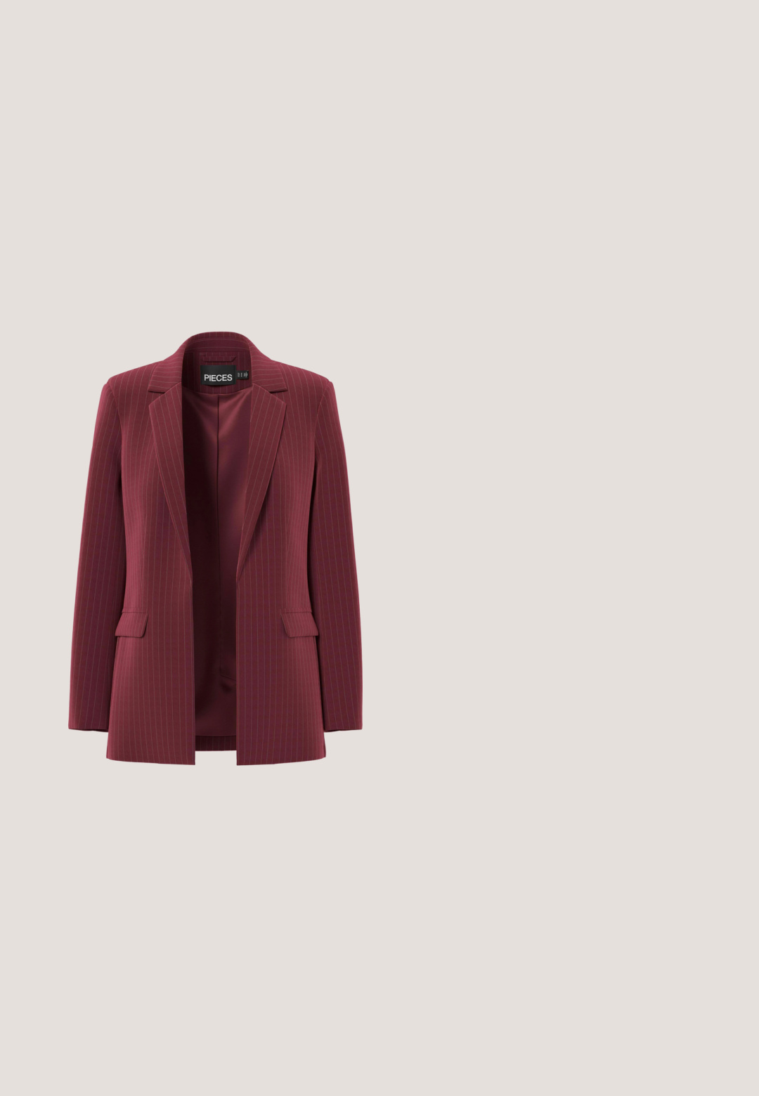 Bordeaux streepjasje voor dames met notch-laping, voorzakken met klep en een zachte binnenvoering, merklabel "PIECES" aan de binnenkant van de kraag.; Bordeauxrode blouse met lange mouwen, een structuur, geplooide schouders en een ronde halslijn.; Bordeaux wijde broek van een gladde stof, met een hoge taille, twee voorplooien en grote zwarte knopen bij de tailleband.; Glanzende donkerrode damesschoen met spitse neus en lage zwarte kittenhak op een effen lichte achtergrond.; Glanzende donkerrode leren handtas met lange hengsels en een goudkleurige, ronde bedel die aan één hengsel hangt.; Oorbellen met goudkleurige afwerking, rode gemarmerde kralen en gestructureerde ringen. Bevat twee stijlen: gebogen ontwerpen en een kralenaccent, allemaal met een glanzende afwerking.
