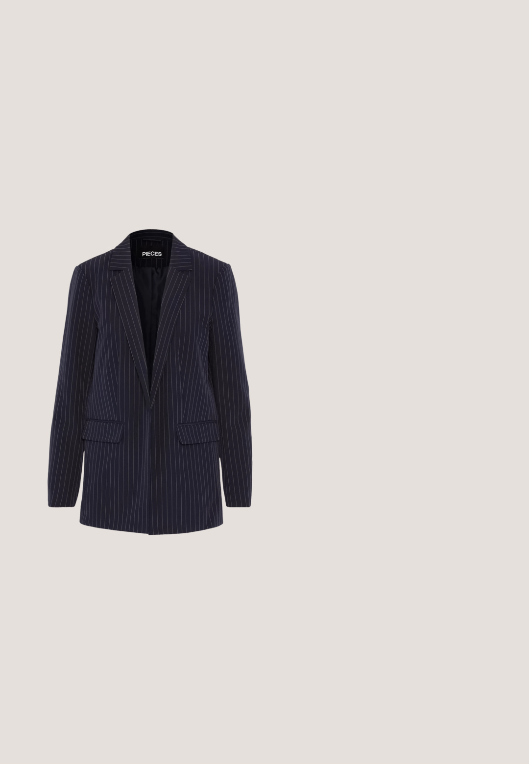 Marineblauw pinstripe blazer met geknipte revers, lange mouwen, klepzakken en een getailleerde pasvorm.; Crèmekleurige blouse met lange mouwen, een hoge kraag en een grote gestrikte strik bij de hals, met geplooide schouders en omslagmouwen.; Next PINSTRIPE BARREL. - REGULAR FIT - Broek - navy blue; Zwarte leren hoge hak met puntige neus zwevend boven een grijs tapijt voor matglaspanelen.; Zwarte leren rechthoekige handtas met twee handvatten en gouden letters "The Bridge Firenze 1969" aan de voorkant in het midden.; Gouden halvmaanvormige oorbellen met een gladde afwerking, voorzien van oranje accenten bij de stekker en zilveren hardware.