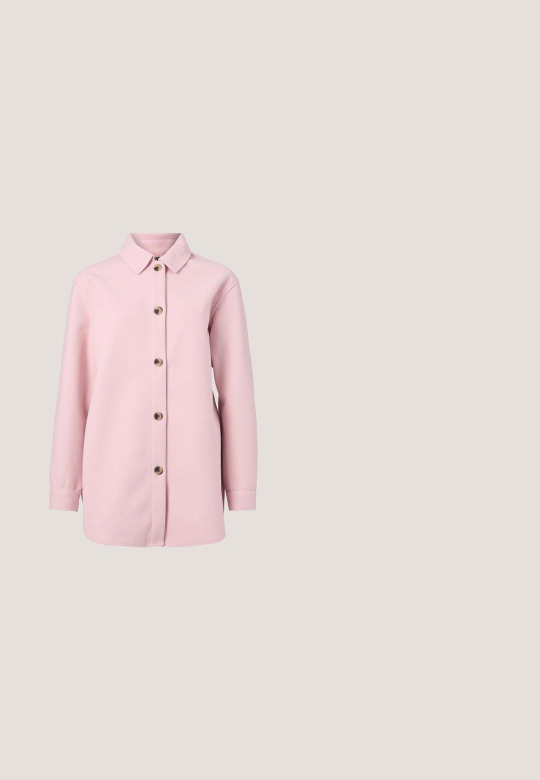 Camisa chaqueta de botón de color rosa claro, hecha de una tela suave, con cuello, mangas largas y seis botones marrones en el frente.; Top rosa de manga corta con textura acanalada, escote redondeado y bordes de las mangas y dobladillo con volantes. Etiqueta de la marca visible en el escote.; Pantalones de pierna ancha de talle alto en rosa pálido con bolsillos frontales y un cinturón a juego de tela con hebilla en forma de roseta.; Zapato de tacón tipo slingback en color rosa, con punta de almendra, diseño minimalista, pequeño tacón y un lazo decorativo en la parte frontal. Fabricado en material suave.; Pequeño bolso acolchado rosa con fresas rojas bordadas y cierre superior de cremallera sobre un fondo liso.; Par de pendientes de botón beige en forma de flor con pétalos translúcidos y pequeñas cuentas redondas agrupadas en el centro sobre un fondo blanco.