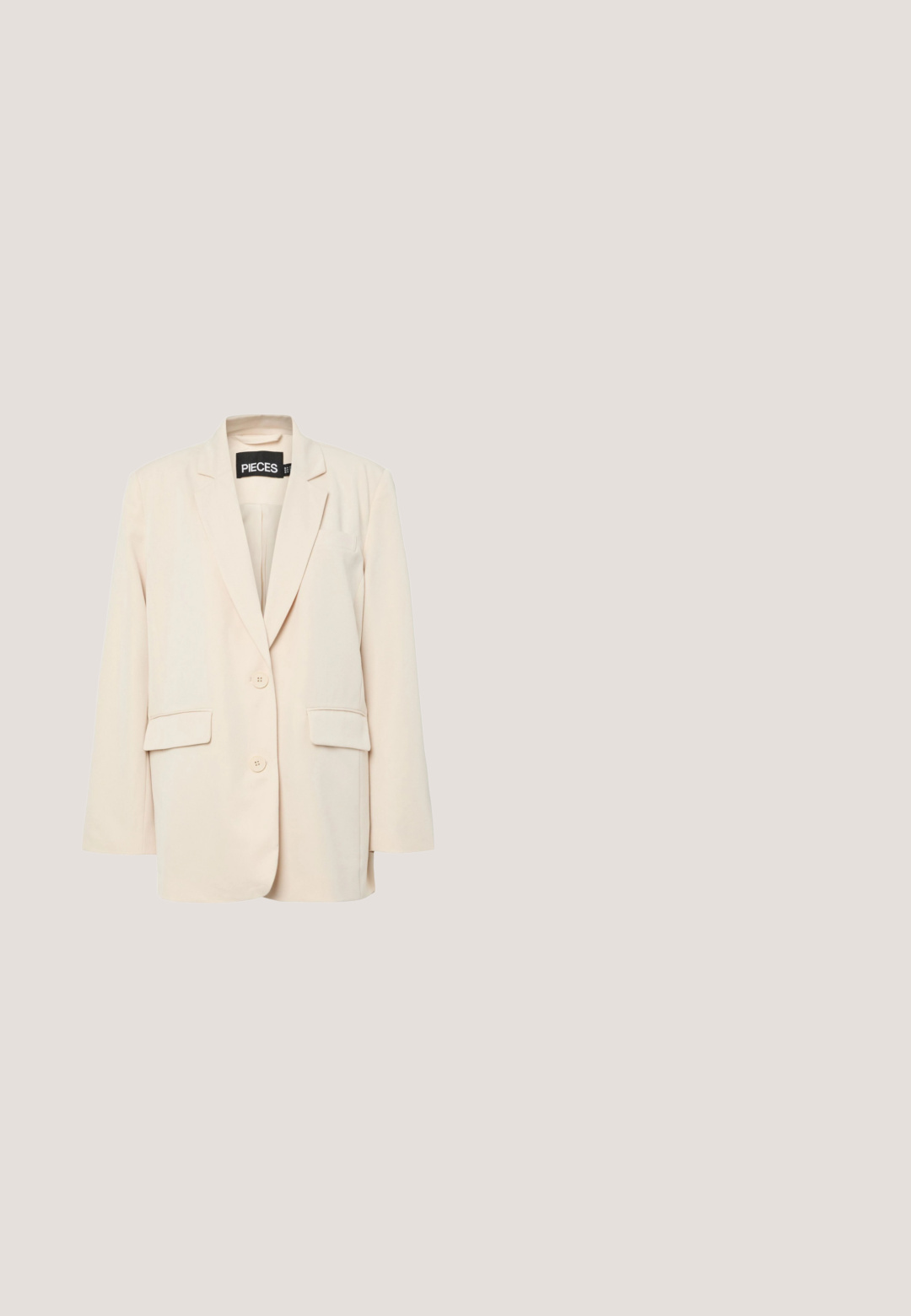 Veste blazer beige avec revers cranté, deux poches avant et deux boutons. Fabriquée en tissu lisse avec une coupe décontractée. Étiquette de marque visible à l'intérieur.; Chemise blanche à manches longues en coton, avec un détail de nœud au col, un devant à boutons et des fentes sur les côtés. Texture lisse.; Pantalons beige à jambes larges en tissu lisse, avec un détail de taille nouée et des plis sur le devant pour une forme structurée.; Mocassins en cuir noir avec une semelle en caoutchouc noir épaisse, dotées de rainures antidérapantes et d'une sangle décorative à l'avant.; Sac fourre-tout en cuir texturé marron avec deux longues poignées et une forme rectangulaire, adapté pour être porté à l'épaule.; Bague en métal doré avec un design ouvert comportant trois larges bandes courbées qui se croisent.