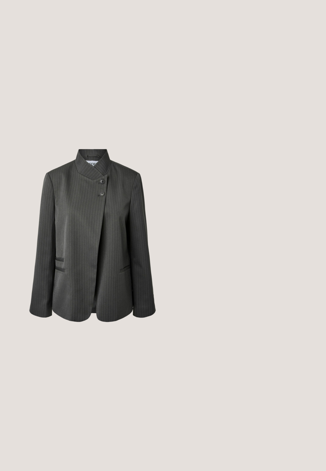 Donkergrijze blazer met fijne krijtstrepen, hoge mandarijnkraag, twee knopen aan de voorkant, lange mouwen en paspelzakken aan de zijkanten.; Donkergrijze, mouwloze, geribbelde tanktop met een ronde halslijn en een getailleerde pasvorm, maat small.; Donkergrijze broek met wijde pijpen, lichte verticale krijtstrepen en riemlussen, ontworpen voor een getailleerde pasvorm.; Grijze suède damesslingback pump met spitse neus en slanke hak van gemiddelde hoogte op een witte achtergrond.; Zwart gestructureerde lederen schoudertas met ritssluiting en een enkele verstelbare riem.; Twee rechthoekige glanzende zilveren manchetknopen naast elkaar geplaatst op een effen witte achtergrond.