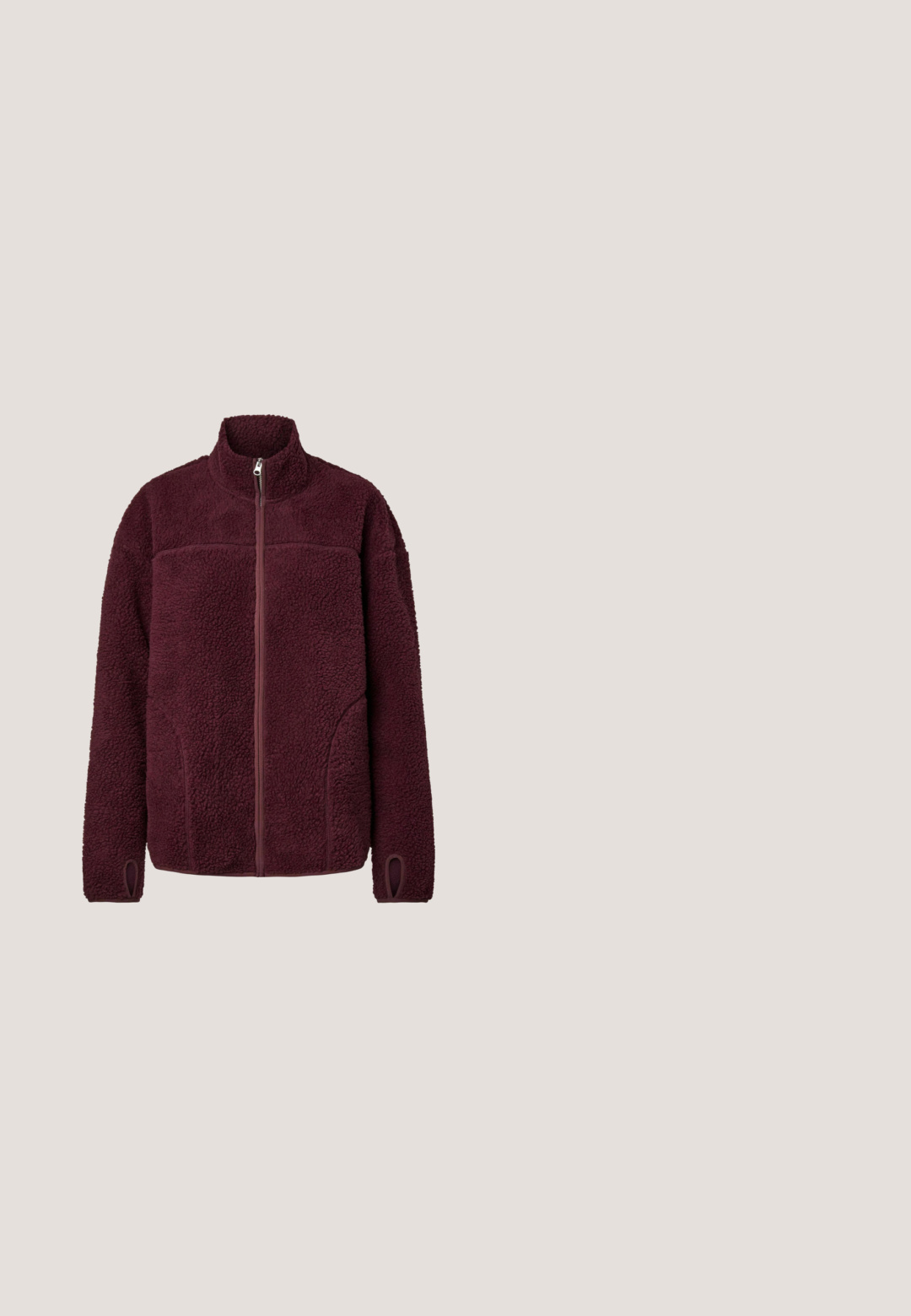 Vinrød fleecejakke med fuld lynlås, høj krave, lange ærmer og hul til tommelfingeren ved ærmekanterne.; Bordeaux strikket sweater med høj ribkant, lange ærmer og ribbet kant. Blød texture og oversized pasform.; Vinrøde bukser med lige ben, elastisk linning og sidelommer, vist mod en ensartet lys baggrund.; Brune patentlæder flade sko med spids tå, der har to justerbare stropper og sølvspænder samt en lav, firkantet hæl.; Mørkebrun skuldertaske i læder med fletdet kvast, gulddetaljer og Anna Field-logo foran mod en ensartet lys baggrund.; Guld sommerfugl broche med åbne filigranvinger, prydet med små perler og klare rhinsten på hvid baggrund.