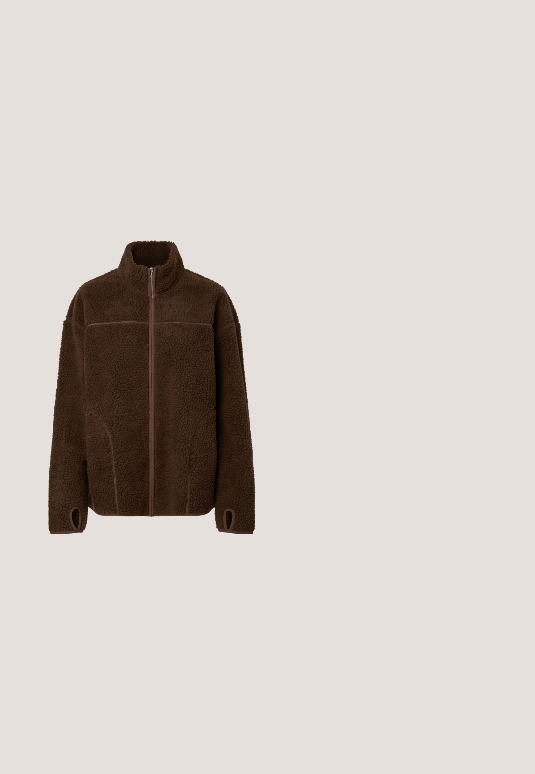 Brun fleecejakke med fuld lynlås, høj krave, tekstureret blødt stof, lange ærmer med hul til tommelfinger og sidelommer.; Brun strikket sweater med rund halsudskæring, lange voluminøse ærmer og en tekstureret overflade. Har en cropped silhuet.; Brune bukser med høj talje og vide ben, glat front uden synlige lommer eller knapper på hvid baggrund.; Brun ruskinds ankelstøvle med rund tå og polstret krave, der har kontrastsyninger og en tekstureret gummisål.; Brune oversized wraparound-solbriller med let amberfarvede linser og en tyk ramme, vist forfra på en hvid baggrund.; Beige ruskinds hobo-taske med en enkelt buet skulderrem og en blød, rundet form på en hvid baggrund.