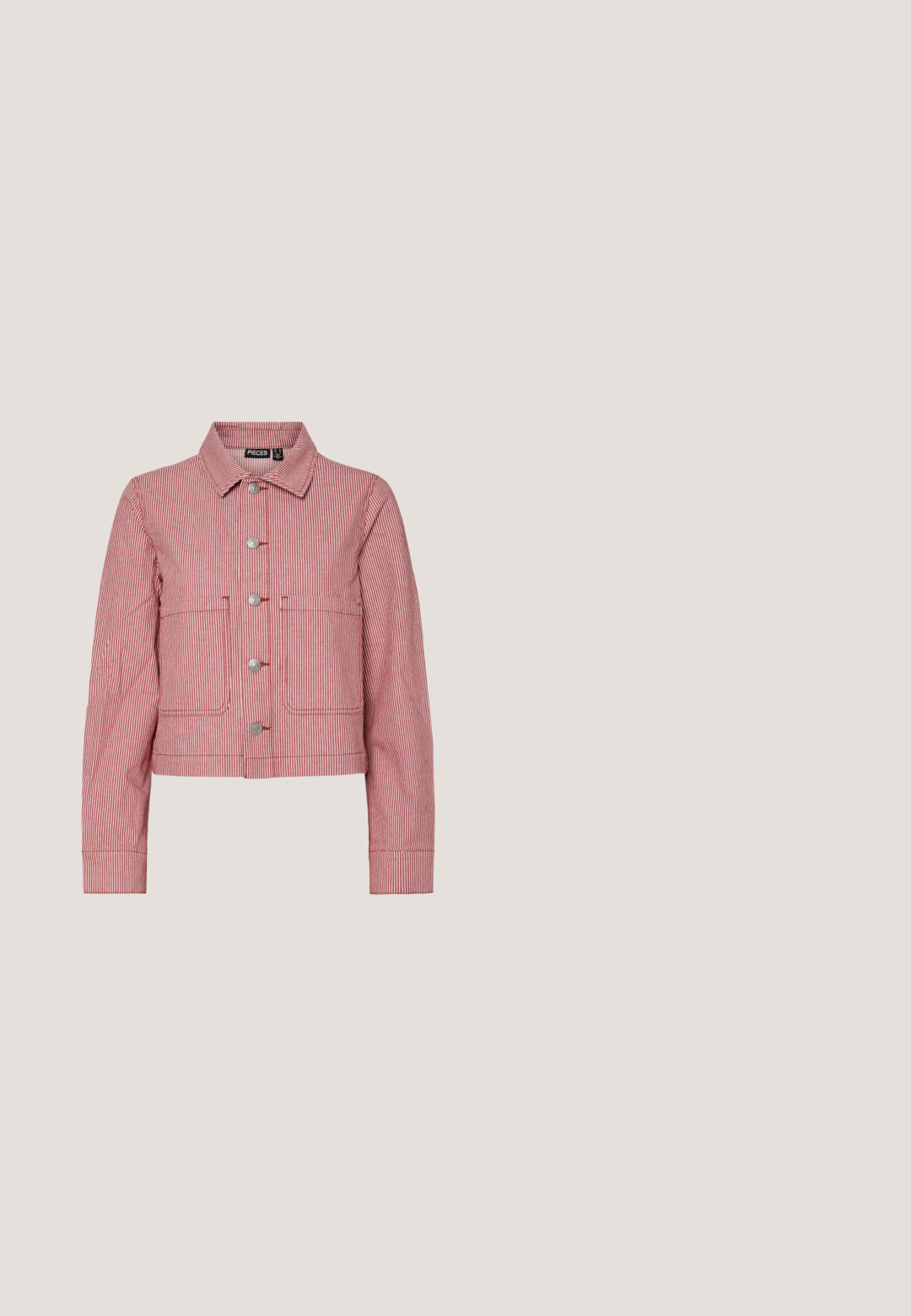 Chaqueta de mezclilla a rayas rojas y blancas con un cuello, botones de metal, dos bolsillos frontales y mangas largas. Diseño recortado con detalles de costura.; Blusa de manga corta en rojo claro con un patrón floral y geométrico en crema, que presenta un escote en forma de lágrima y un tejido suave y ligero.; Shorts de mezclilla en azul claro con un dobladillo deshilachado. Presenta adornos de tachuelas plateadas en patrones de explosión de estrellas y un diseño tradicional de cinco bolsillos.; Zapatilla deportiva beige de corte bajo con suela gruesa, puntera perforada, cuello trasero rosa y cordones marrón oscuro sobre un fondo liso gris claro.; Bolso de tela suave para el hombro con patrón de cuadros rojos y blancos, asa con nudo y forma triangular sobre un fondo liso.; Pendientes de tono dorado con una forma abstracta y orgánica, que presentan una superficie texturizada y un cierre de poste trasero.