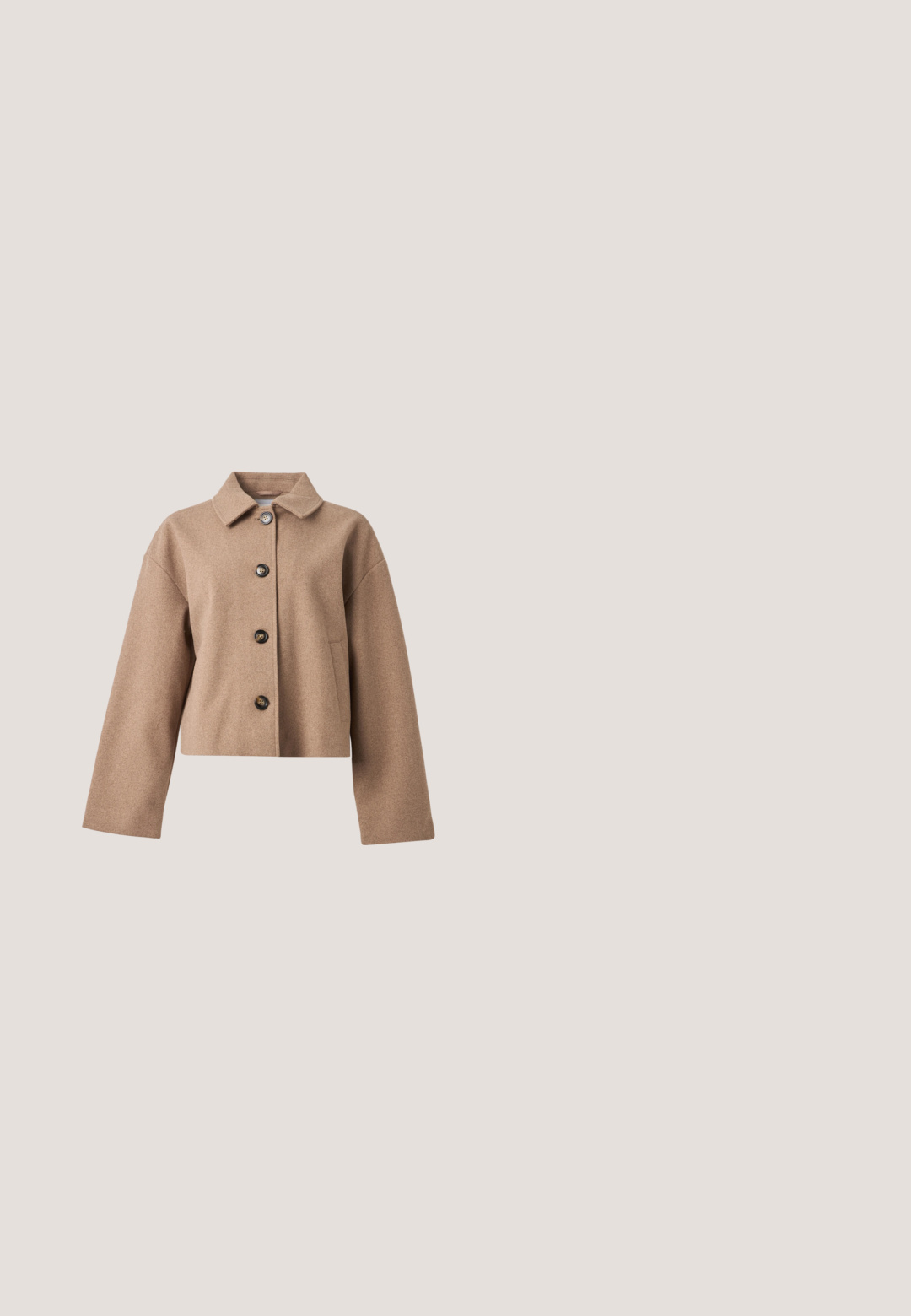 Pieces PCAYA SHORT COAT NOOS BC - Letná bunda - greige melange; Biele skrátené svetrové tričko vyrobené z mäkkého materiálu, s okrúhlym výstrihom a dlhými, mierne väčšími rukávmi s ryhovanými manžetami.; Hnedé široké nohavice s vysokým pásom a dvoma prednými vreckami s klopou zabezpečenými gombíkmi na jednotnom pozadí.; Hnedá kožená členková obuv s okrúhlou špičkou, bočným popruhom s zlatým kruhovým sponou a nízkym čiernym stohovaným podpätkom.; Tmavohnedá obdĺžniková kožená kabelka na rameno s jedným tenkým remienkom a zlatým prackou na jednofarebnom pozadí.; Náušnice v zlatom odtieni s tromi nepravidelnými, hladkými, zaoblenými segmentmi uloženými vertikálne na jednoduchom svetlom pozadí.