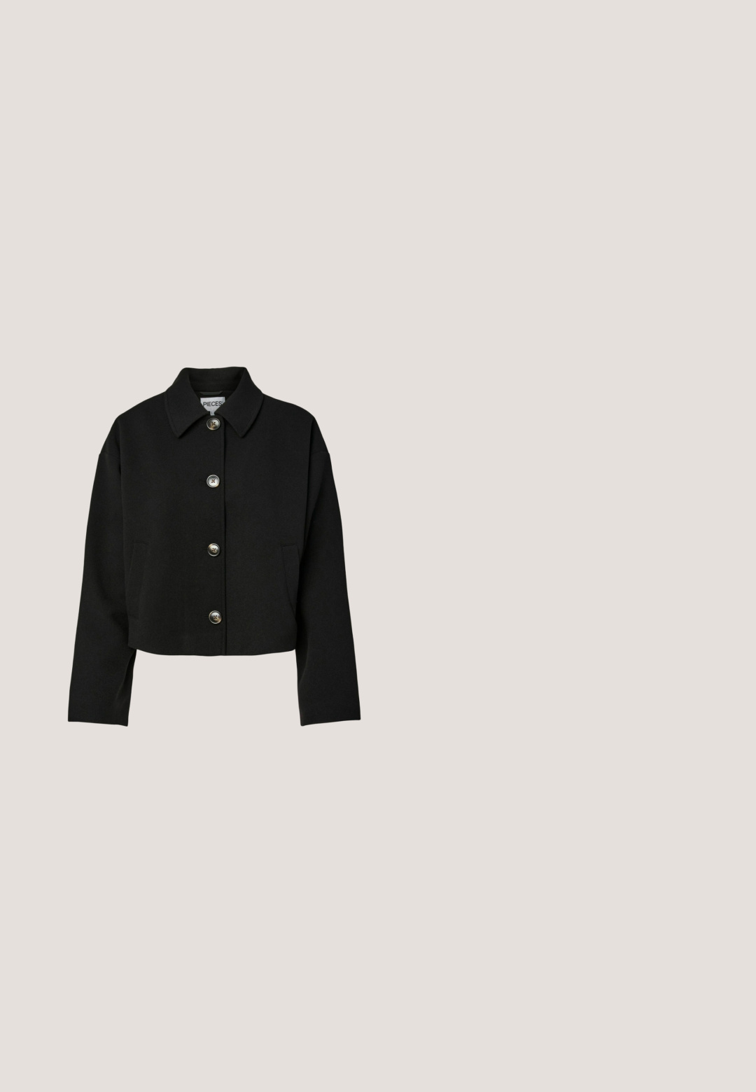 Veste courte noire à manches longues, quatre boutons devant, poches latérales et large col.; T-shirt blanc à manches courtes en coton, avec un col rond orné de petites perles décoratives autour du col.; Jupe midi plissée noire en tissu lisse. Elle présente une taille haute et une silhouette fluide avec des plissés soigneusement cousus.; Escarpin en cuir noir à bout pointu avec un petit talon fin, sur fond blanc.; Sac à main en cuir noir avec une poignée courte, un cadre métallique doré, une fermeture à clapet et une petite étiquette de marque suspendue sur le côté.; Large bracelet manchette doré brillant avec un motif spirale en relief à l'avant, ouvert aux extrémités pour un port ajustable.