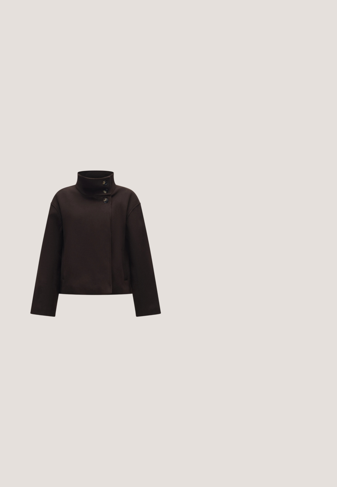 Chaqueta negra con cuello alto y tres botones en el lateral, mangas largas y un corte ligeramente corto y cuadrado.; Suéter corto beige con textura acanalada, tapeta de tres botones y un cuello clásico. Mangas largas, tejido suave y diseño casual.; Camisa de botones a rayas en beige con líneas blancas y azules, con cuello y un bolsillo en el pecho; mangas largas con puños abotonados.; Pantalones marrones de pierna recta con trabillas para cinturón y cierre frontal, mostrados sobre un fondo blanco liso.; Zapato plano de charol marrón con punta en forma de pico y tres correas ajustables con hebilla en el lateral, mostrado desde el perfil exterior.; Bolso de piel marrón con forma estructurada, asas cortas y correa larga desmontable. Presenta una superficie texturizada y un sutil logotipo en la parte frontal.