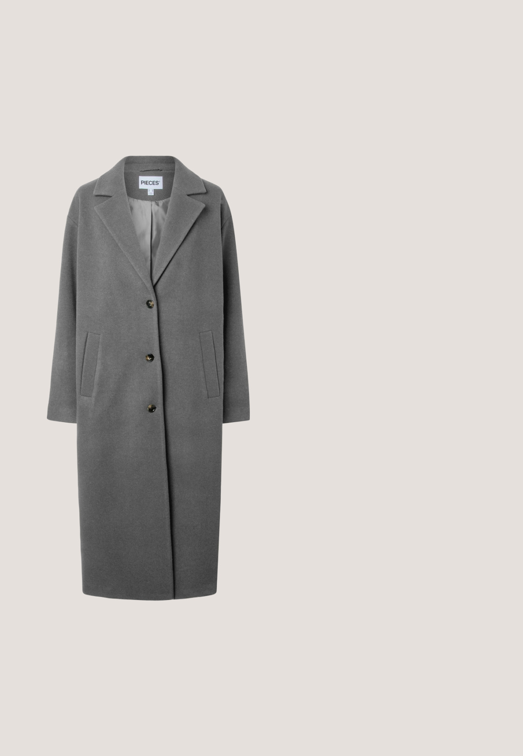 Long manteau gris en laine avec revers crantés, trois boutons noirs, deux poches latérales et doublure intérieure lisse, étiqueté "PIECES" sur le col.; Cardigan boutonné gris foncé à manches longues, avec poignets, ourlet et encolure côtelés, présenté à plat sur un fond blanc.; Chemise grise à manches longues avec garniture bleu clair sur le col, les poignets et l’ourlet, présentant un col rond et une petite patte de boutonnage à l’avant.; Pantalon gris clair, taille haute, jambes larges, posé à plat sur fond blanc, montrant l’avant et les détails des coutures.; Bottines grises en daim, avec un bout arrondi, des détails de surpiqûres discrètes et une semelle en caoutchouc épaisse à finition texturée.; Sac à main en daim noir doux avec poignée arrondie et bandoulière réglable, design minimaliste et texture subtile sur fond blanc uni.