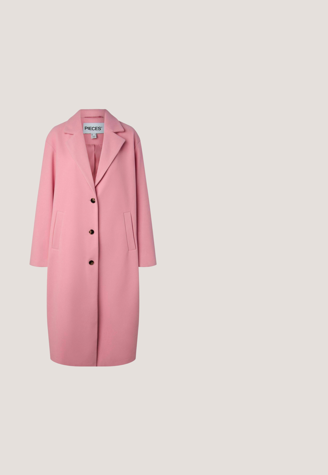Long manteau rose à simple boutonnage avec col à revers, trois boutons sur le devant et deux poches latérales fendues, étiqueté "Pieces" à l'intérieur du col.; Chemise rose clair à manches longues avec boutons, col et poignets, tissu légèrement froissé et ourlet arrondi.; Pantalons à jambes larges en tissu rose doux avec une texture lisse. Présentent une taille haute et deux poches avant. Design simple et ajusté.; Baskets basses roses avec des accents blancs, des lacets rose clair, une languette métallique dorée au talon et une semelle en caoutchouc marron, vues de côté.; LANCASTER MINI STUDIO MIMI - Sac bandoulière - neon pink; Collier avec perles rondes roses et translucides et une chaîne argentée réglable avec fermoir sur fond blanc.