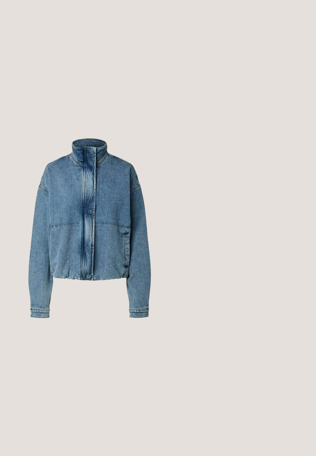 Veste en denim bleu avec col haut, manches longues, fermeture à boutons cachés sur le devant, ourlet élastiqué et poches latérales.; Cardigan bleu clair en maille douce, avec un col arrondi, des manches longues et six boutons sur le devant.; T-shirt ajusté à manches courtes avec rayures horizontales bleu clair et blanches, et un col rond blanc.; Jean en denim bleu clair à jambes droites avec poches avant, passants pour ceinture et fermeture par bouton.; Chaussure de sport en daim bleu avec des bandes blanches, une languette beige au talon et une semelle en caoutchouc naturel, vue de côté sur fond blanc.; Sac à main rectangulaire bleu avec une fine bandoulière et une sangle décorative à boucle traversant le centre avant.