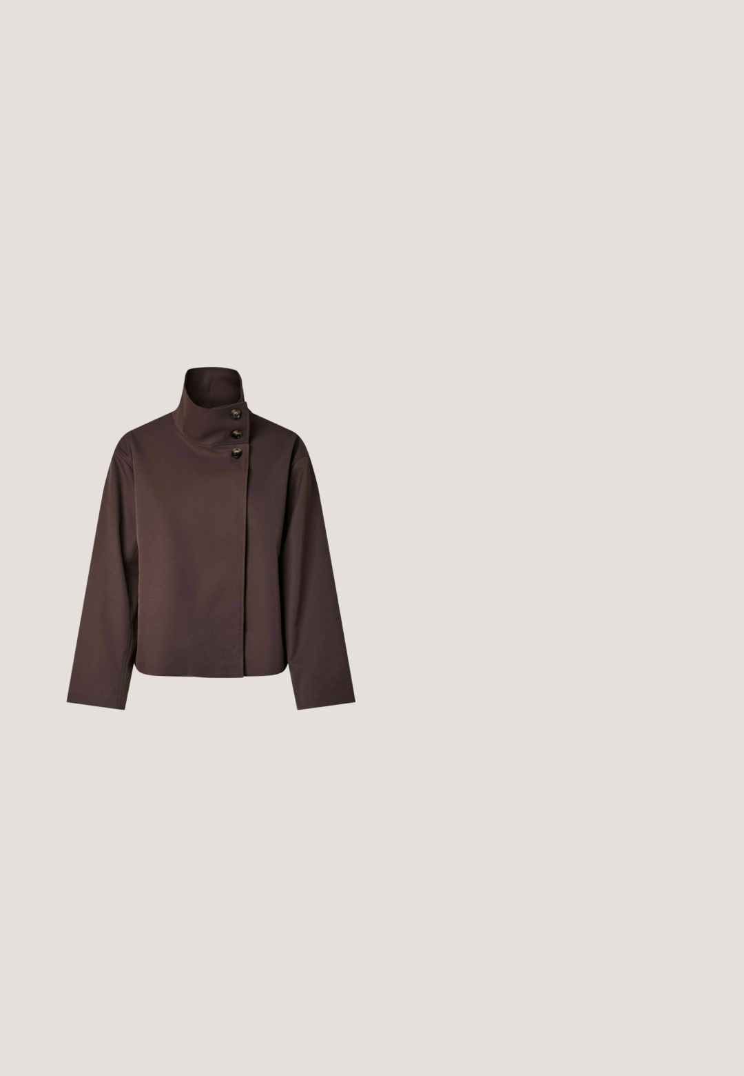 Donkerbruine jas met lange mouwen en hoge kraag, gesloten met drie knopen aan de voorkant rechts, cropped lengte en eenvoudig design.; Donkergroene olijfgroene geribbelde gebreide cardigan met lange mouwen, ronde halslijn en een rij kleine witte knopen aan de voorkant.; Bruin-wit gestreept T-shirt met korte mouwen, ronde hals en een losse pasvorm op een witte achtergrond.; Bruine wijde broekspijpen gemaakt van zachte stof, voorzien van een elastische tailleband met trekkoord en zijzakken. Eenvoudig, ontspannen ontwerp.; Bruine suède sneaker met witte leren strepen, rubberen zool, ronde neus en vetersluiting. Kenmerkt zich door een logo op de tong en geperforeerde accenten.; Donkerbruine leren schoudertas met brede band, goudkleurige hardware, ritssluiting en decoratieve kwastjes op een witte achtergrond.