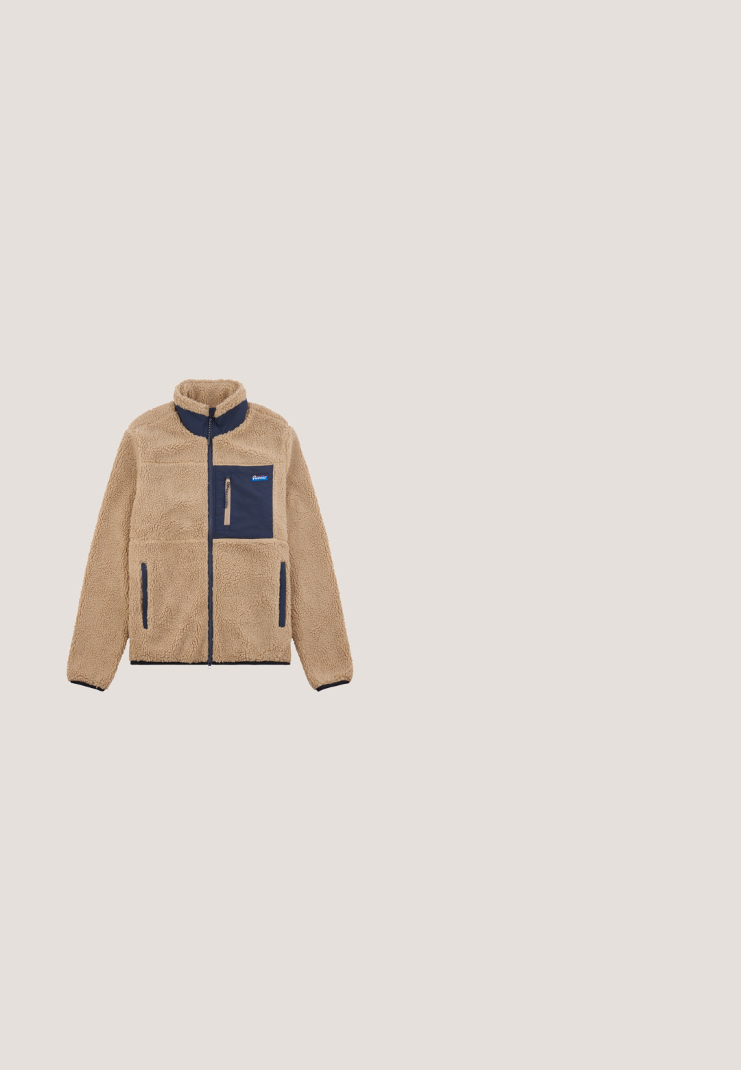 Chaqueta de forro polar en beige con un cuello azul marino. Cuenta con un bolsillo en el pecho con cremallera, bolsillos laterales y tejido suave y texturizado.; Sudadera color verde oliva hecha de mezcla de algodón, con cuello redondo, mangas largas y un pequeño logo rojo de Levi's en el pecho.; Camiseta de algodón verde oliva con cuello redondo, mangas cortas y un pequeño parche de logo en el lado izquierdo del pecho. Textura suave, corte relajado.; Pantalones cargo marrones de algodón, con cinturilla elástica, cordón ajustable y múltiples bolsillos laterales. Dobladillos ajustados para un fit entallado.; Zapatillas deportivas de color marrón oscuro con una parte superior de tejido texturizado, acentos en marrón claro y suela blanca. Presenta un logo en el costado y un diseño de cordones.; La bolsa bandolera negra de nailon presenta una forma plana, herrajes plateados, dobles cremalleras y un logo triangular en la parte frontal. Incluye una correa ajustable.