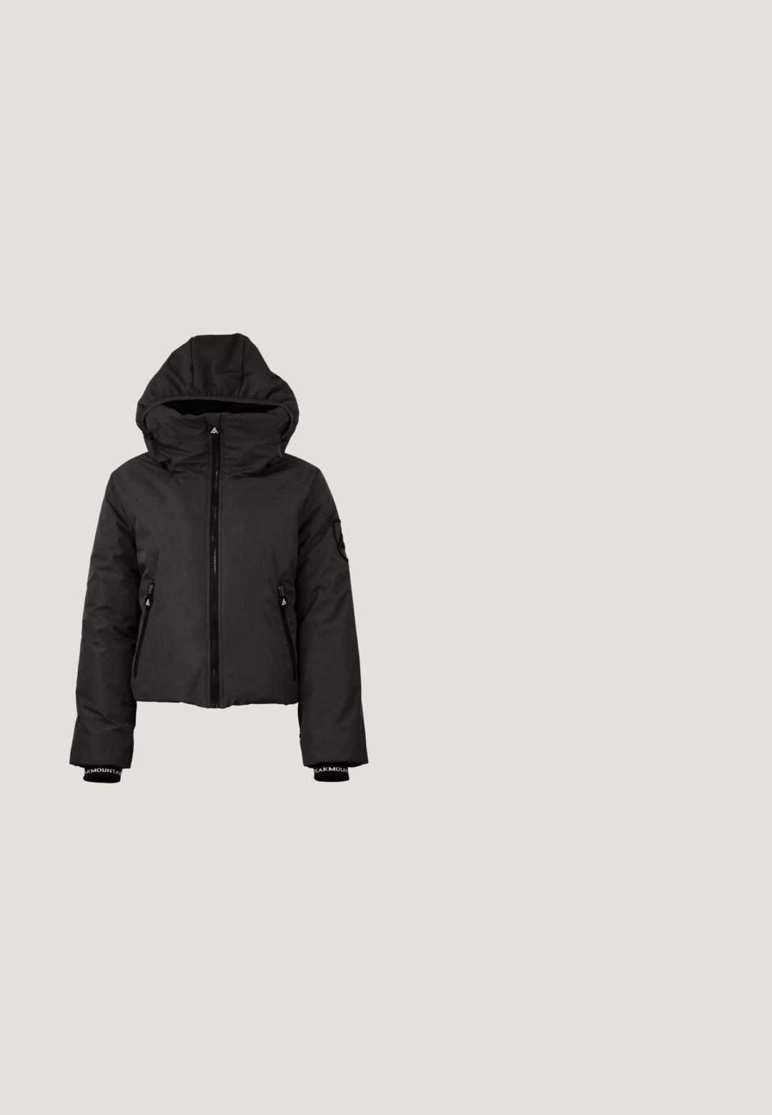 Peak Mountain ALLY - Veste mi-saison - noir; Pull noir en polaire avec un col zippé mi-haut, manches longues, texture lisse, sans motifs ni accents visibles.; T-shirt noir à manches longues en tissu doux, avec un design en cursive argenté "namaste" sur la poitrine. Style classique à col rond.; Collants noirs en tissu lisse et extensible. Présentent une large ceinture élastique et des poignets zippés pour un ajustement modulable.; Bottes d'hiver noires imperméables avec un dessus en daim, un col en fourrure et une semelle en caoutchouc. Présente un design à lacets avec des œillets hexagonaux et un patch logo.; Sac cabas en maille noire avec deux poignées et une poche avant zippée portant le nom de la marque "Blauer USA" en lettres en relief.