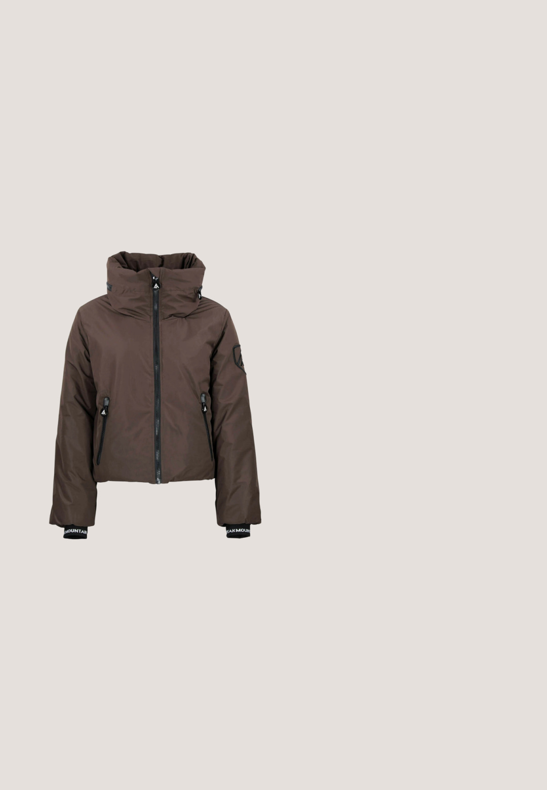 Brun cropped jakke med høj krave, to udvendige lynlåslommer og elastiske manchetter med branding; har en glat, mat stofstruktur.; Grå fleecepullover med høj krave og kvart lynlås. Lange ærmer, blød tekstur og et enkelt design uden mønstre eller hardware-detaljer.; Sort langærmet skjorte lavet af blødt stof. Har en rund udskæring og en tætsiddende pasform med sømdetaljer ved taljen.; Sorte snescootebukser med justerbare grå seler, der har trykt tekst, elastisk talje og forstærkede nederste paneler.; Sorte vandtætte vinterstøvler med overdel i ruskind, pelskrave og gummisål. Har snørebåndsdesign med hexagonale snørehuller og logo-patch.; Sort quiltet tote taske med korte og lange håndtag, med en lille rund logo-badge foran i midten.