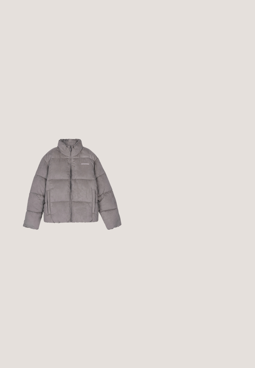 Grijze pufferjack met een hoge kraag, voorkant met ritssluiting en twee zijzakken, met een soepele suede-achtige textuur en gestikte paneelontwerpen.; Grijze hoodie van zacht terry stof, met een grote voorzak, een capuchon met trekkoord en verlaagde schouders voor een relaxte pasvorm.; Lichtgrijze sweats met elastische tailleband en zijzakken, rechte pijp, gemaakt van zacht materiaal.; Grijze sportschoen met een bovenwerk van mesh, synthetische overlays en een dikke witte zool. Voorzien van een gewatteerde kraag en gestructureerde accenten.; Rechthoekige donker groene getinte glazen met dunne zilveren metalen monturen en neussteuntjes, afgebeeld tegen een witte achtergrond.; Zwarte duffeltas gemaakt van duurzaam materiaal, voorzien van twee bovenhandvatten, een verstelbare schouderriem en een ritssluiting. Gladde, matte textuur.