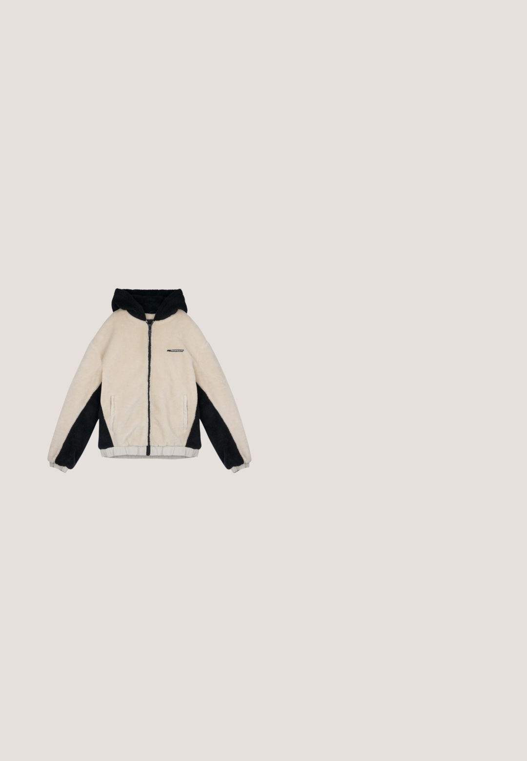 Pegador ABSECON JACKET - Veste polaire - light beige/black; Hoodie vert olive en tissu texturé et duveteux, avec une poche avant et un petit logo blanc "PEGADOR" sur la poitrine.; T-shirt blanc à manches courtes en coton doux, avec un logo de marque subtilement gaufré sur la poitrine et un col rond classique.; Pantalons gris à jambes larges en tissu doux avec une texture lisse. Dotés d'une taille élastique et de deux poches latérales.; Shepherd ANTON - Chaussons - stone oild antique; Sac de voyage à motif pied-de-poule noir et marron, avec poignées noires et bandoulière réglable, présenté sur un fond blanc.